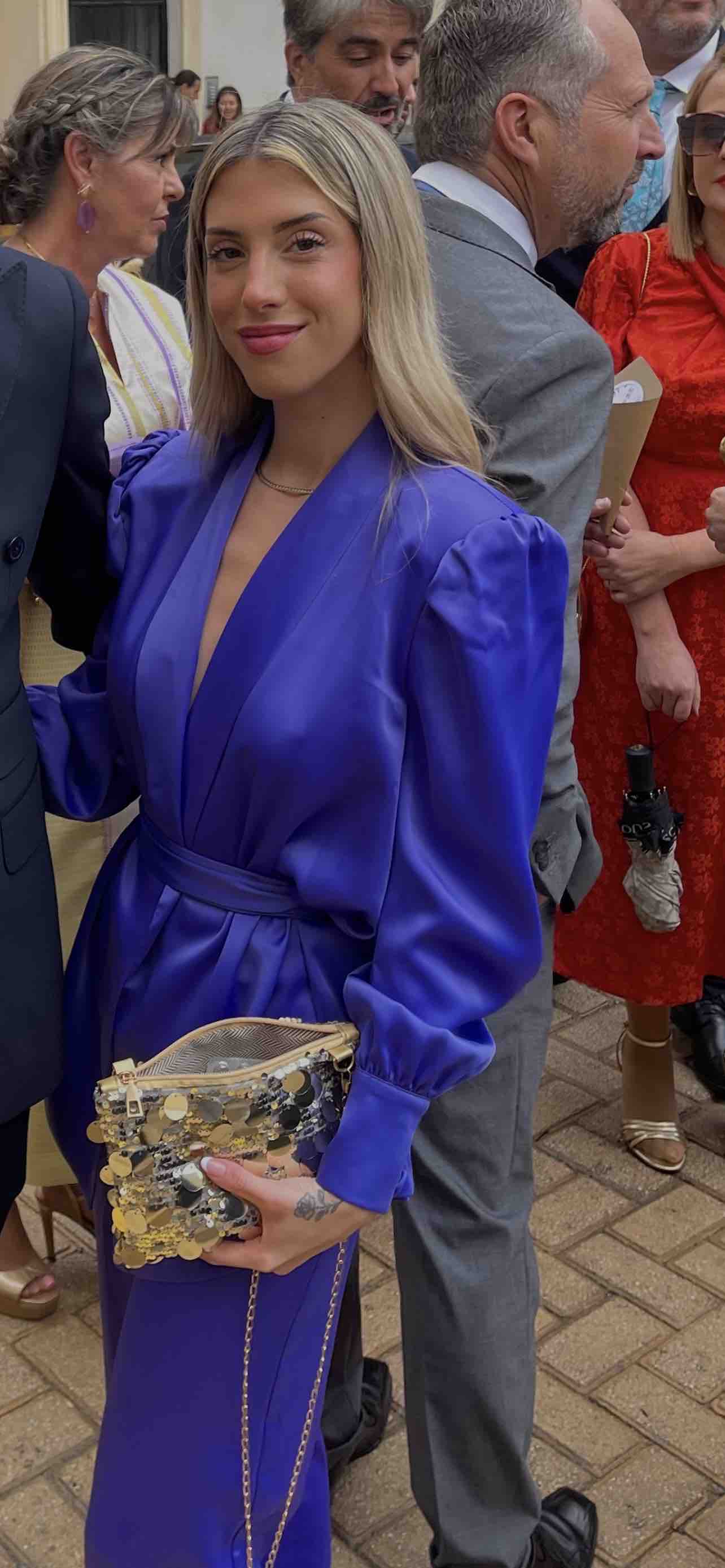 traje satén Mariquita Trasquilá — foto 2 de 2