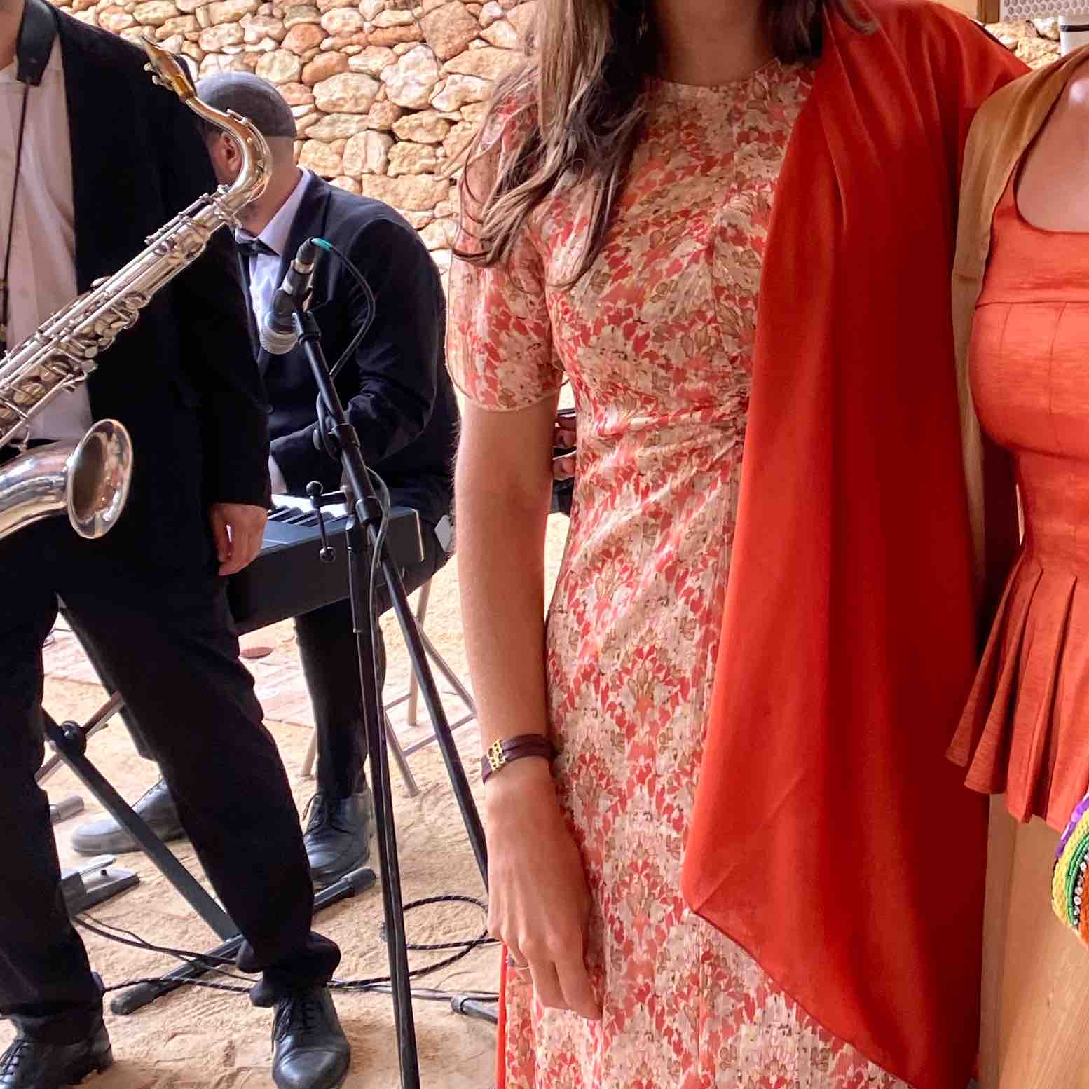 Vestido con chal y broche para colgarlo scalpers — foto 1 de 3