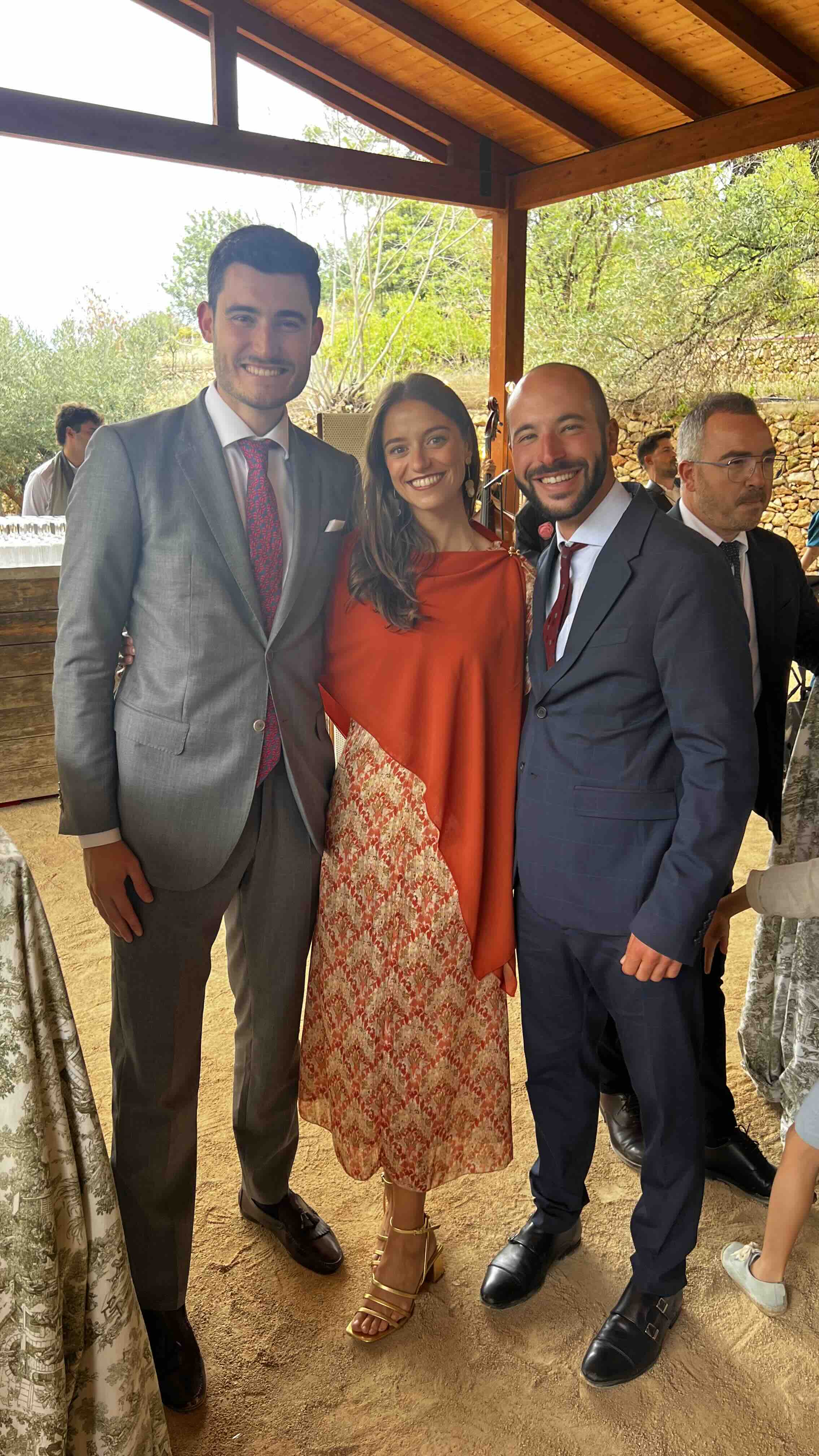 Vestido con chal y broche para colgarlo scalpers — foto 3 de 3
