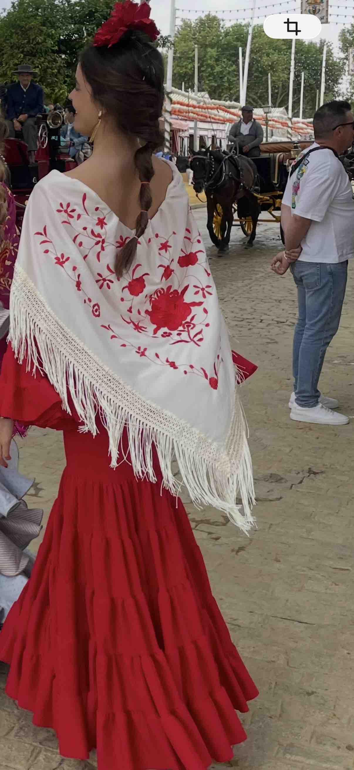 Vestido mantón y flor de Flamenca Koralti — foto 1 de 2