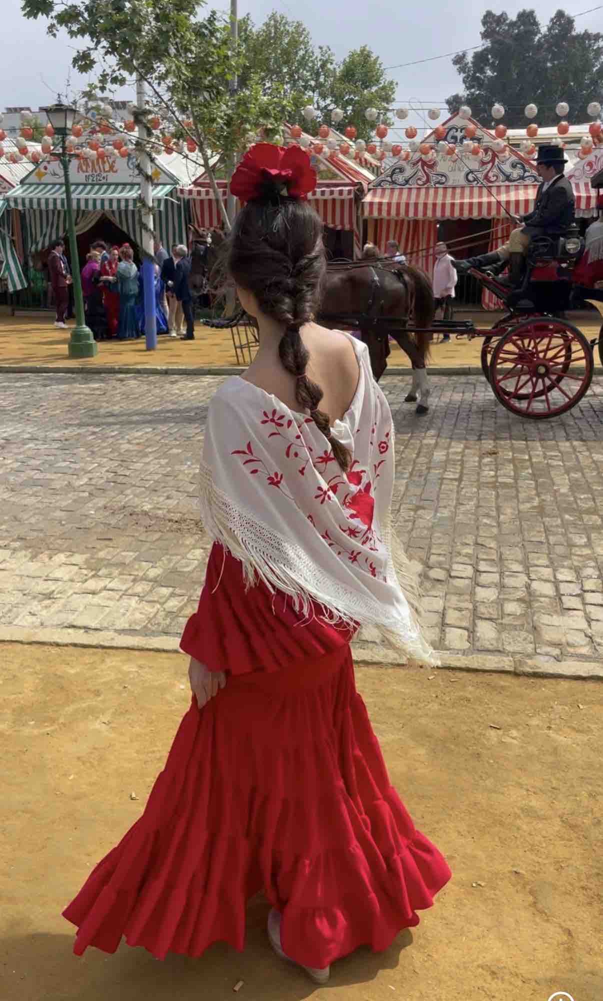 Vestido mantón y flor de Flamenca Koralti — foto 2 de 2