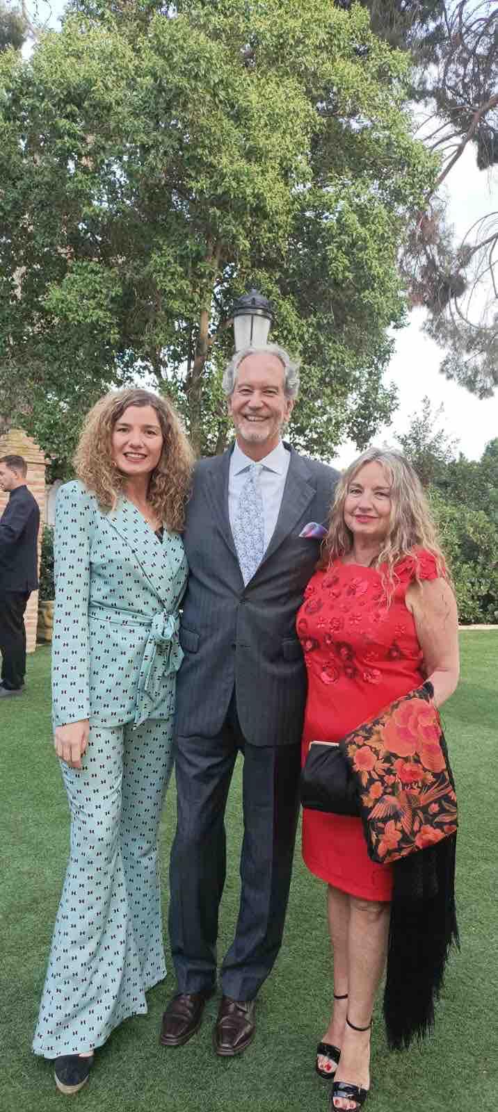 Mono ideal para celebraciones Alma Blanca — foto 1 de 2