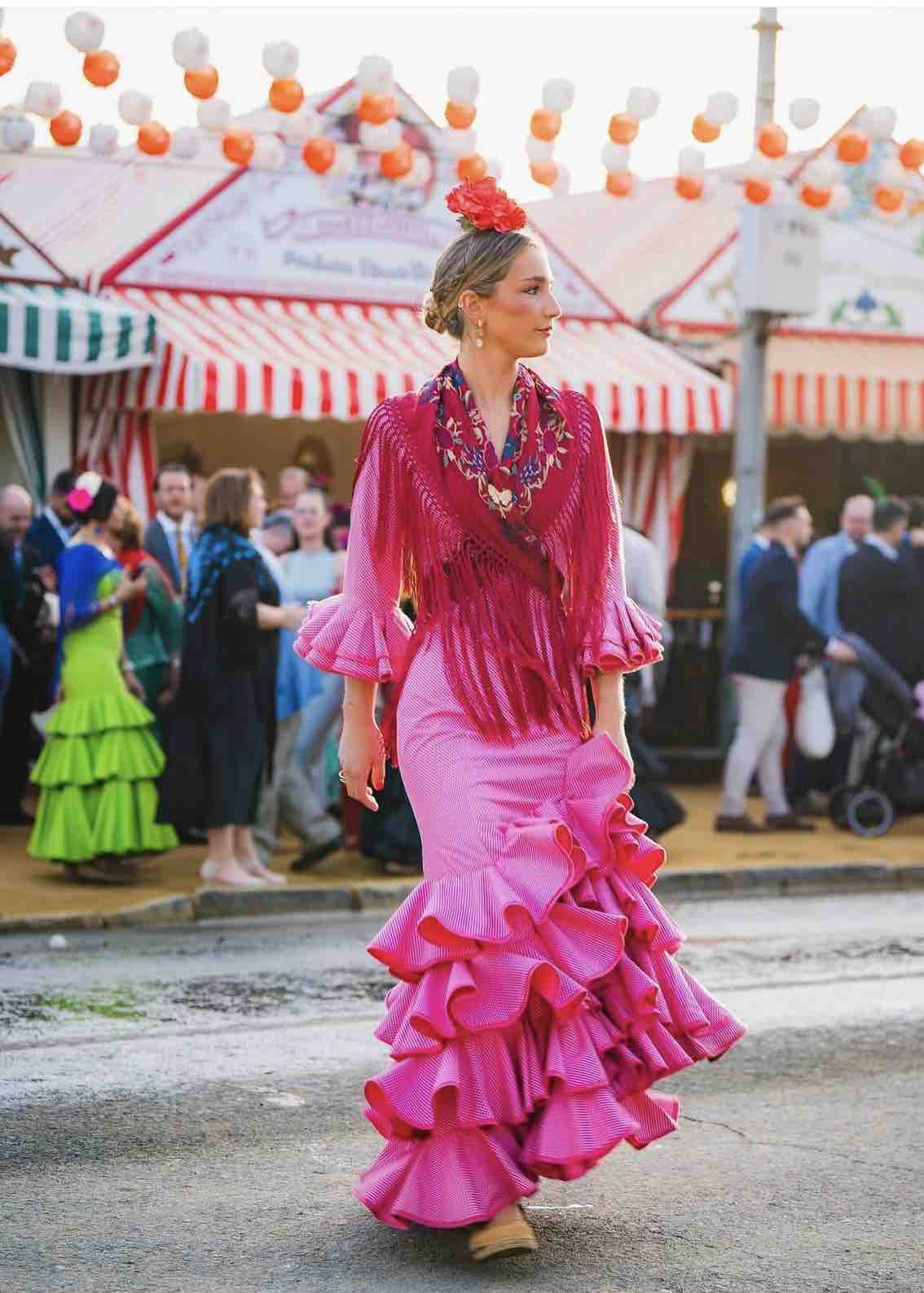 Traje de flamenca fucsia con lunar blanco Tienda local — foto 1 de 4