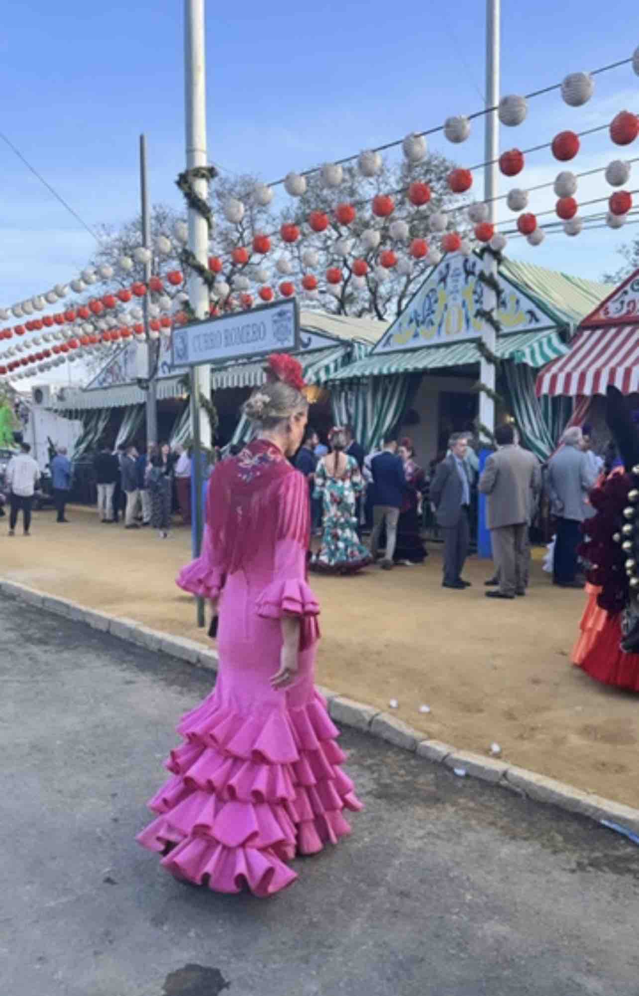 Traje de flamenca fucsia con lunar blanco Tienda local — foto 4 de 4