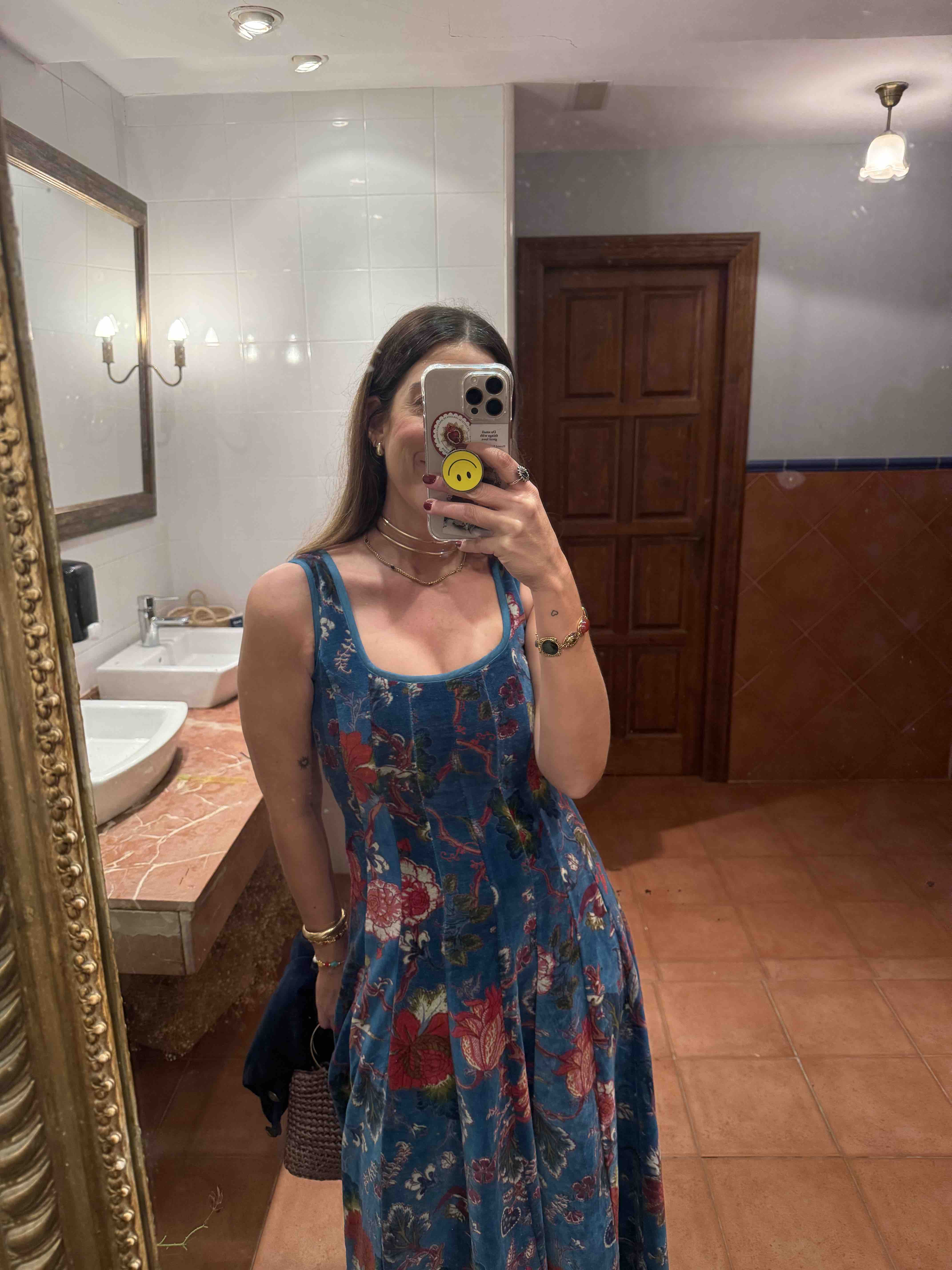 Vestido de boda terciopelo azul y flores Esedetres — foto 3 de 5