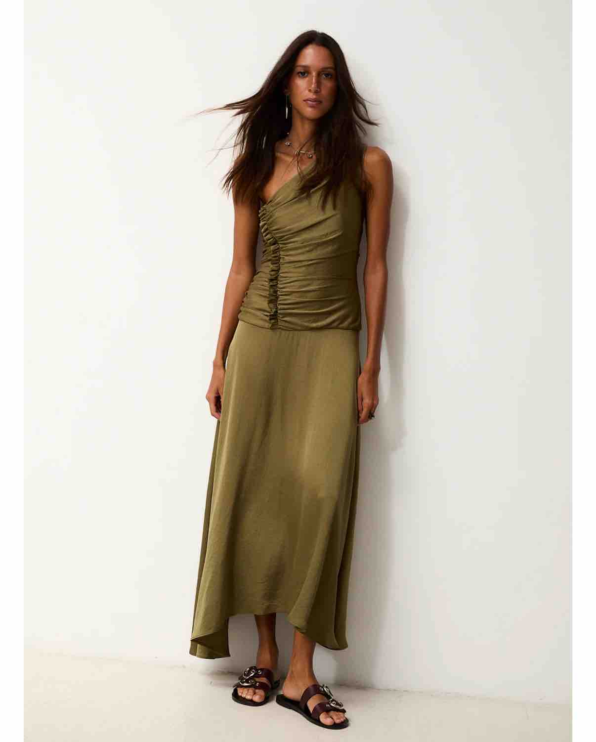 Vestido invitada Midi de Color Khaki con un tirante Maksu — foto 2 de 6