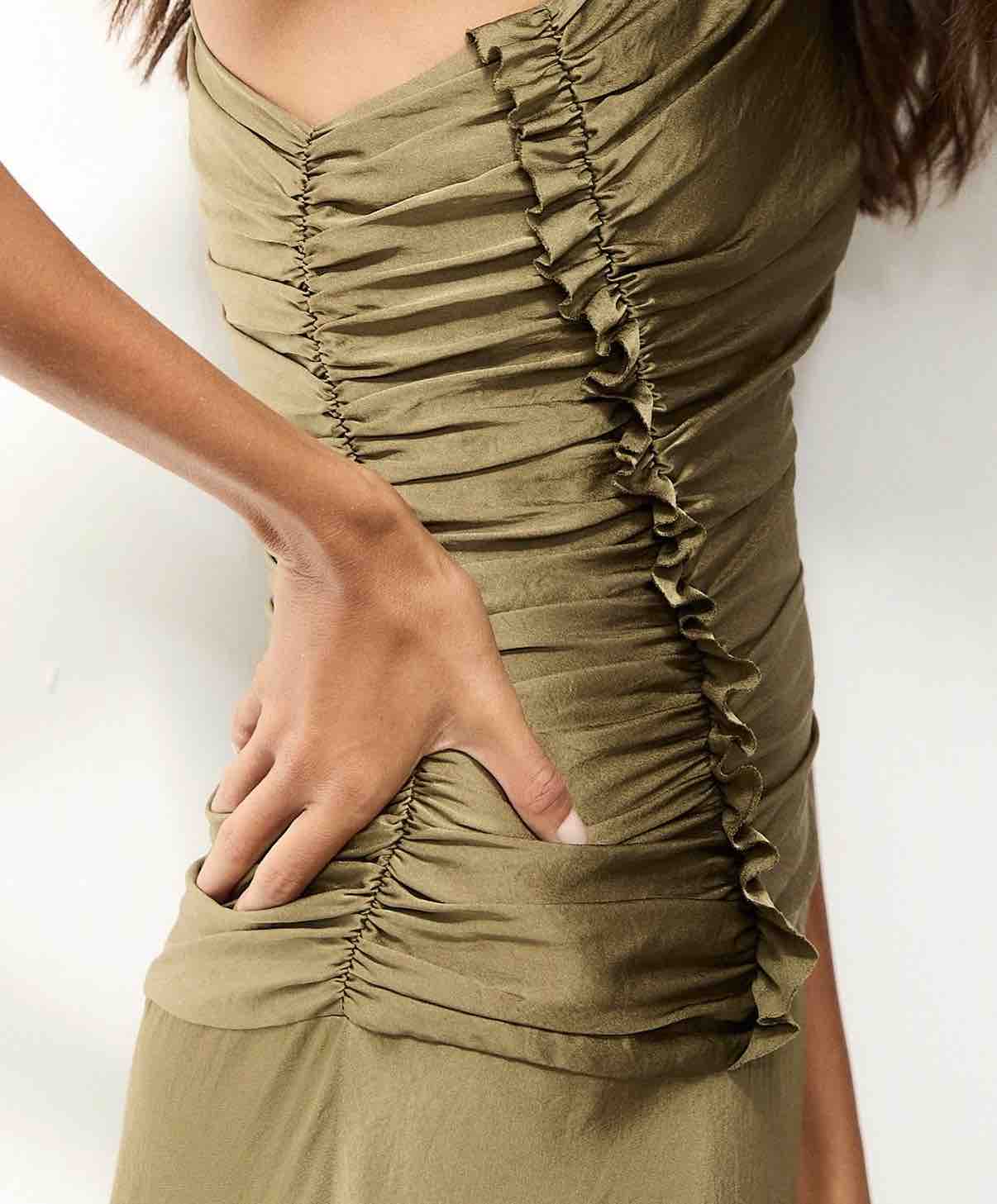 Vestido invitada Midi de Color Khaki con un tirante Maksu — foto 3 de 6