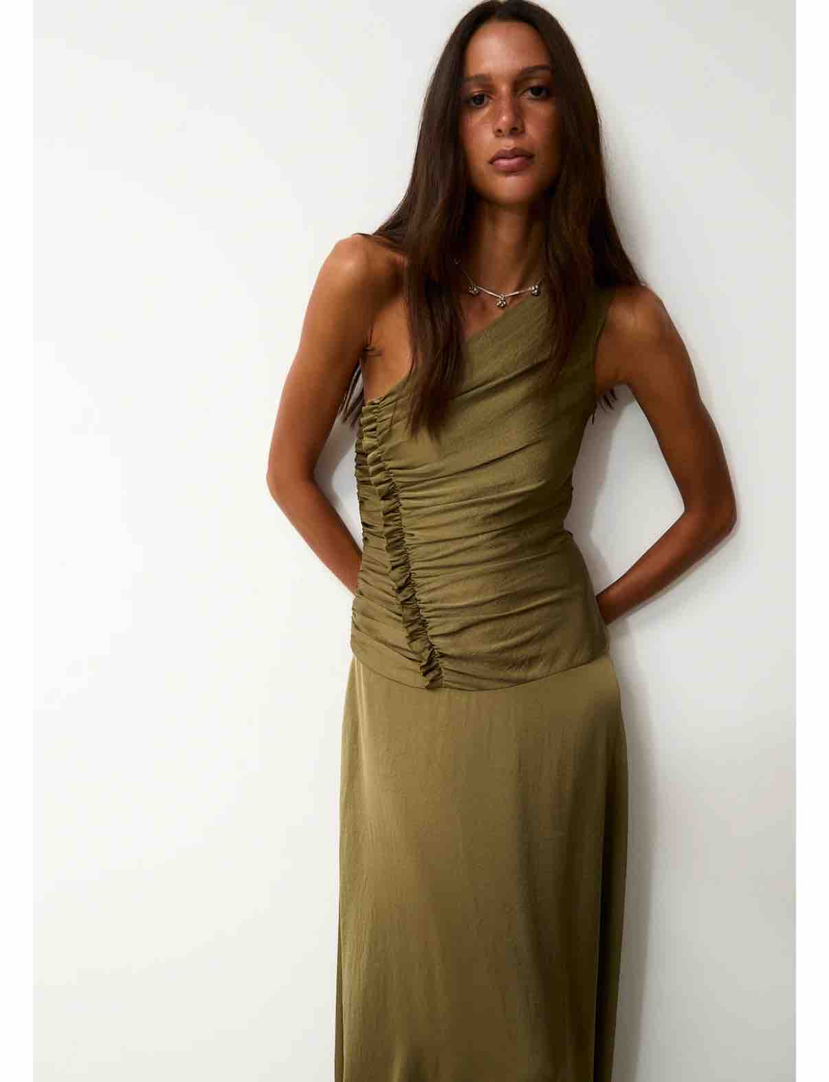 Vestido invitada Midi de Color Khaki con un tirante Maksu — foto 4 de 6