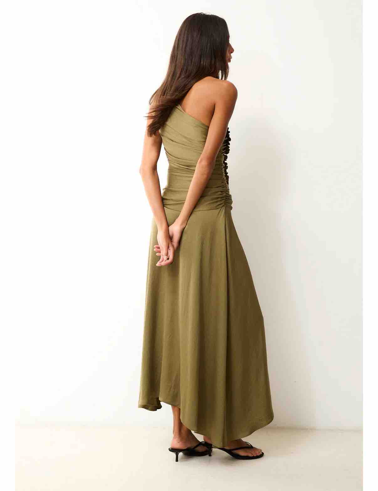 Vestido invitada Midi de Color Khaki con un tirante Maksu — foto 5 de 6