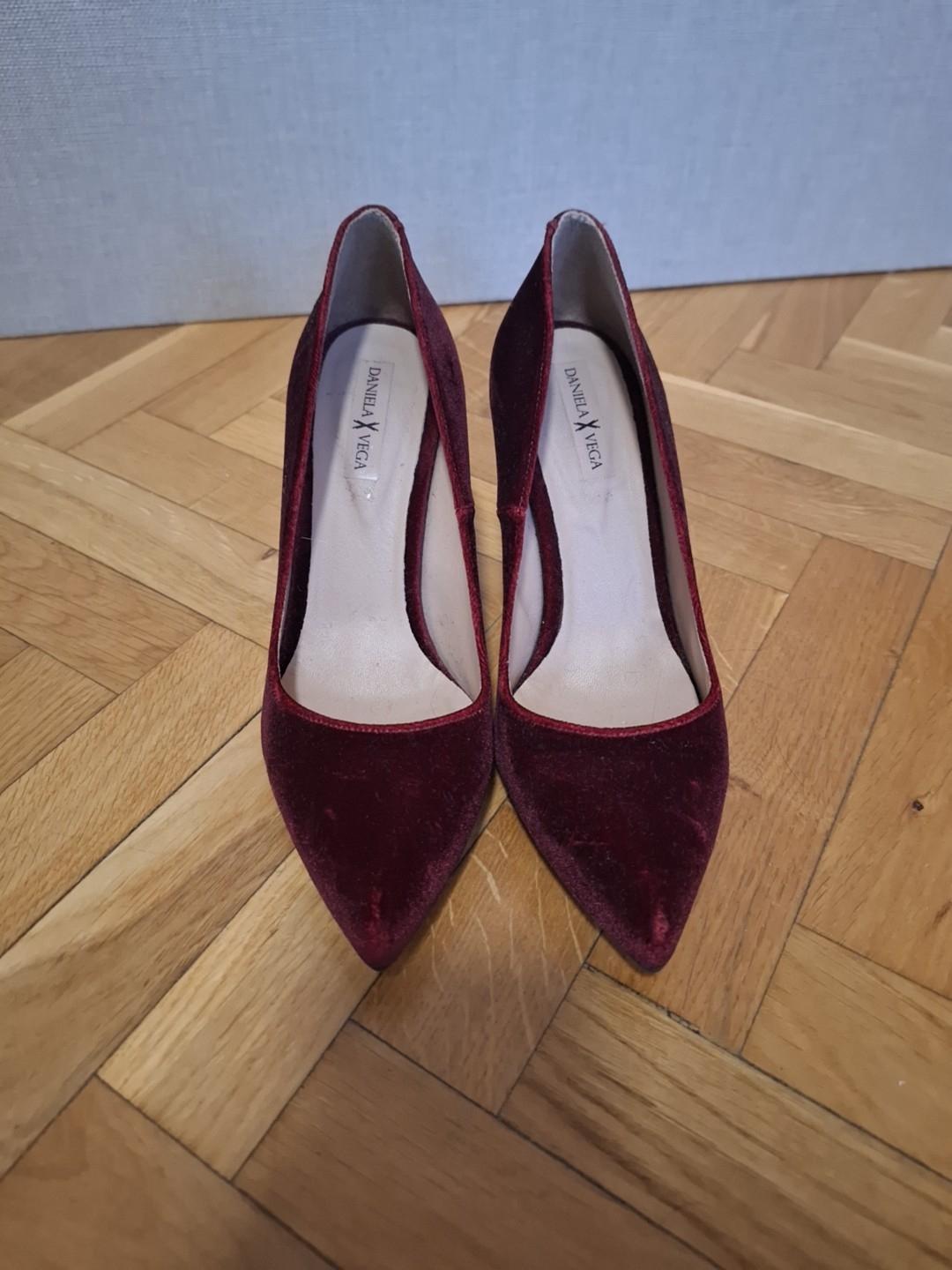 Preciosos zapatos de terciopelo granates Daniela Vega — foto 1 de 3
