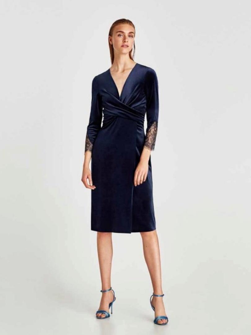 Vestido de terciopelo azul con detalle de encaje local