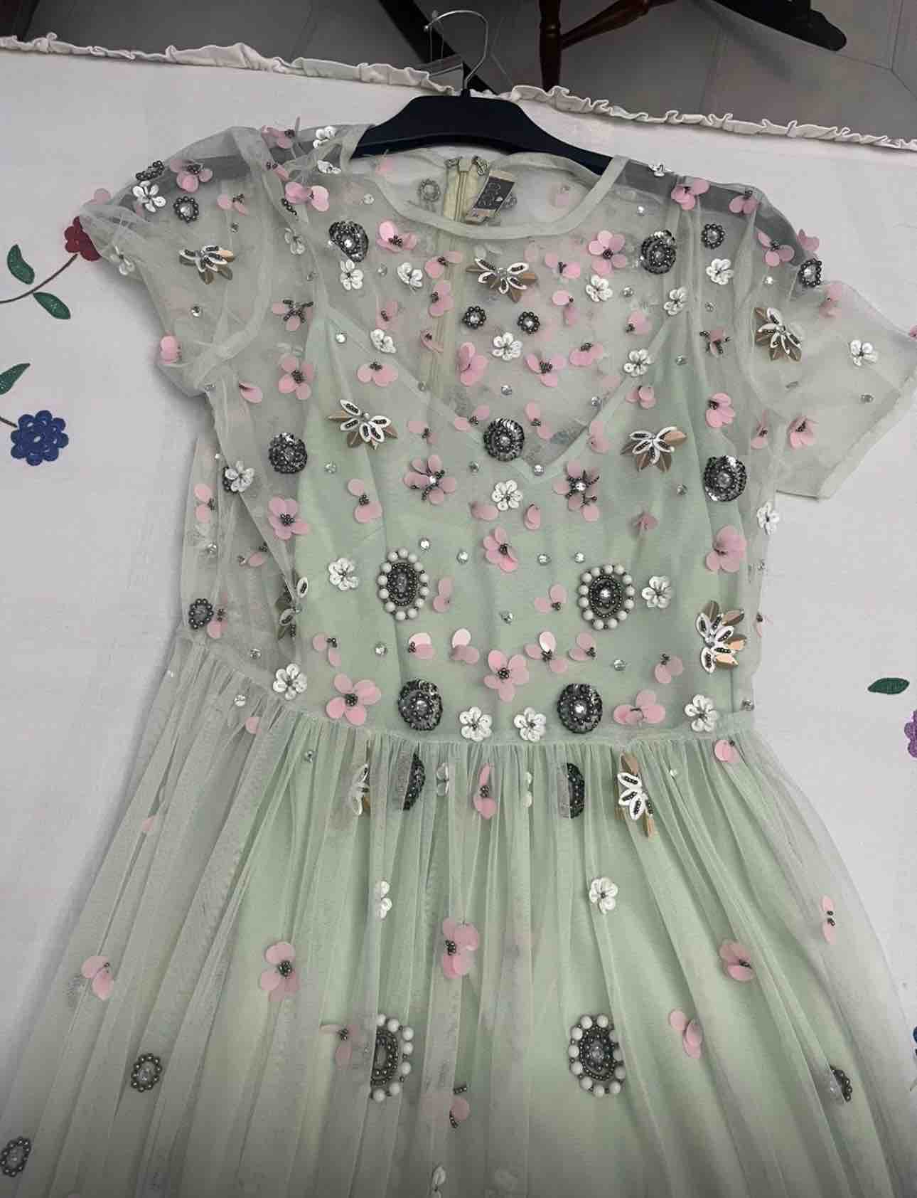 Vestido coosy con pedrería — foto 2 de 3