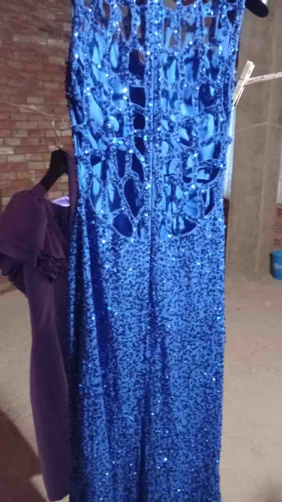 Vestido pedrería lentejuelas azul klein Carmen Horneros — foto 5 de 6