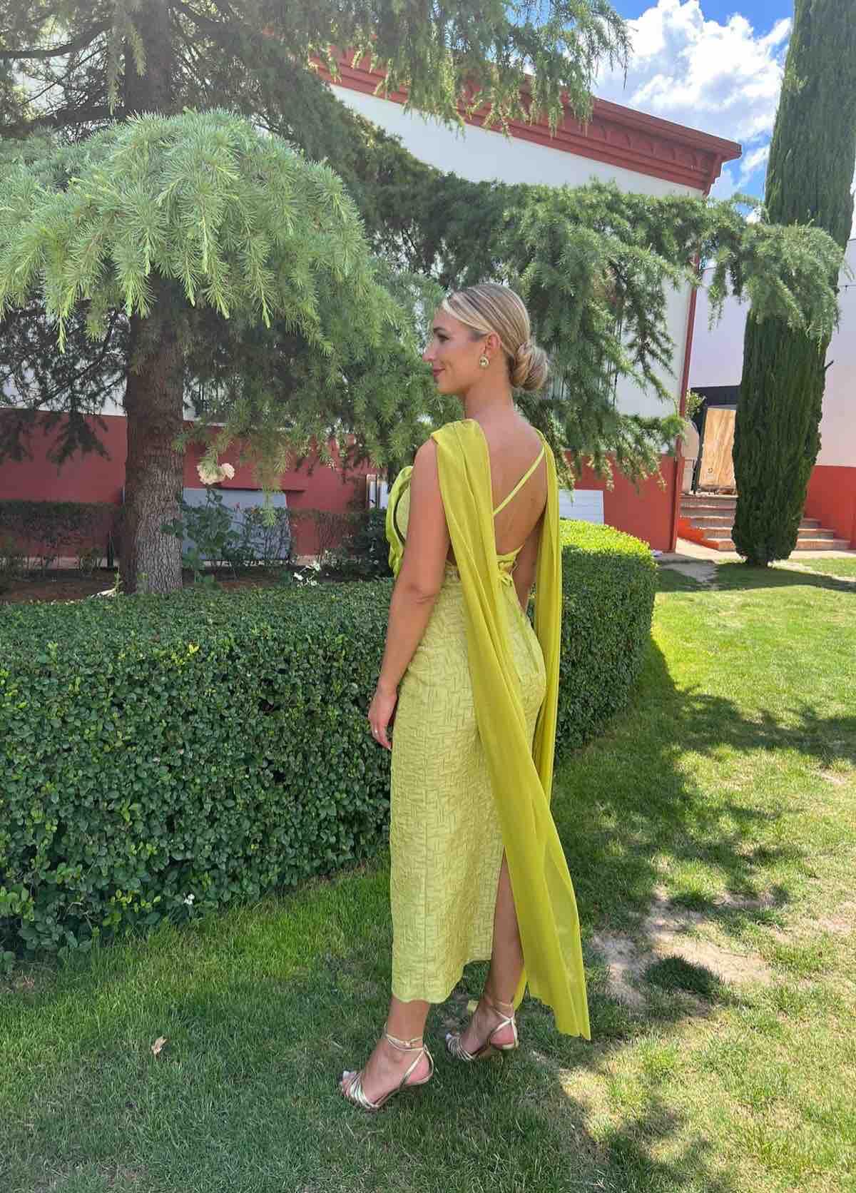 Vestido verde lima invitada — foto 2 de 3