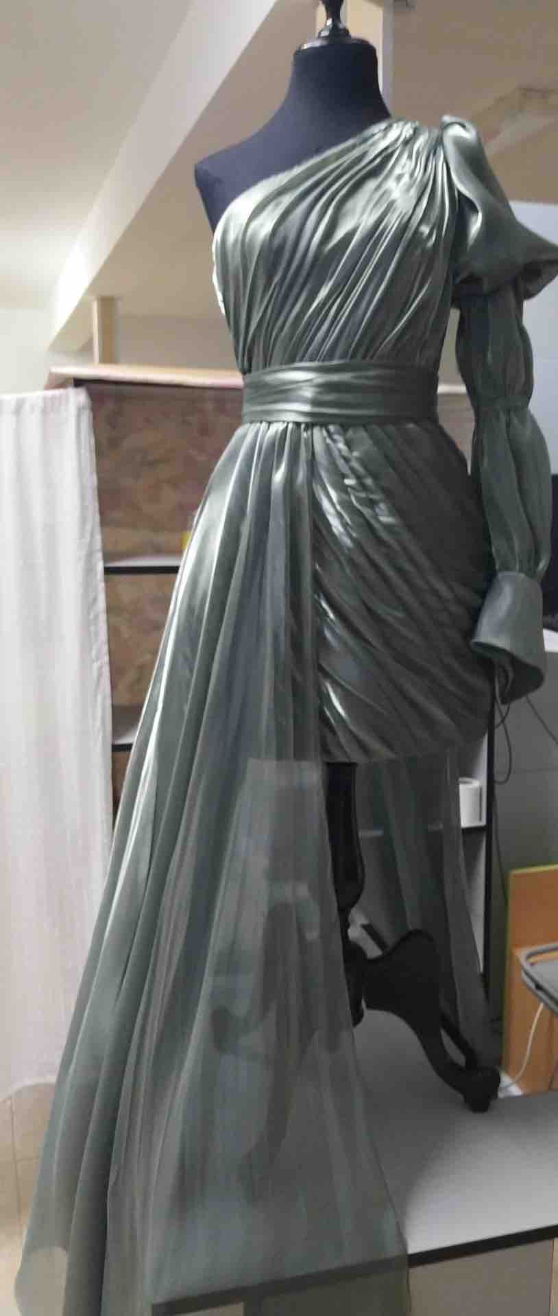 Vestido asimétrico — foto 2 de 3