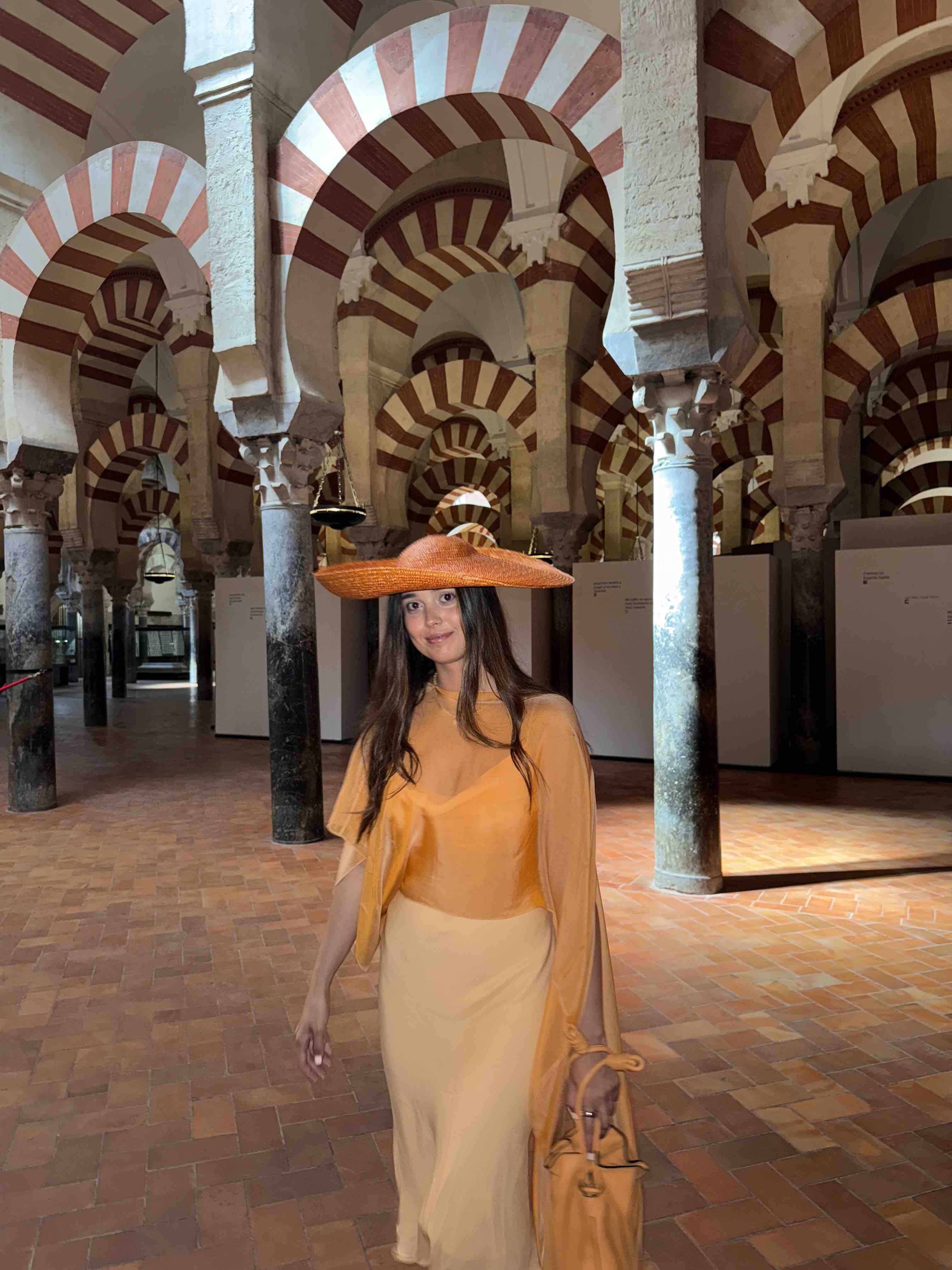 Vestido con capa naranja/ Roberto Verino — foto 1 de 6