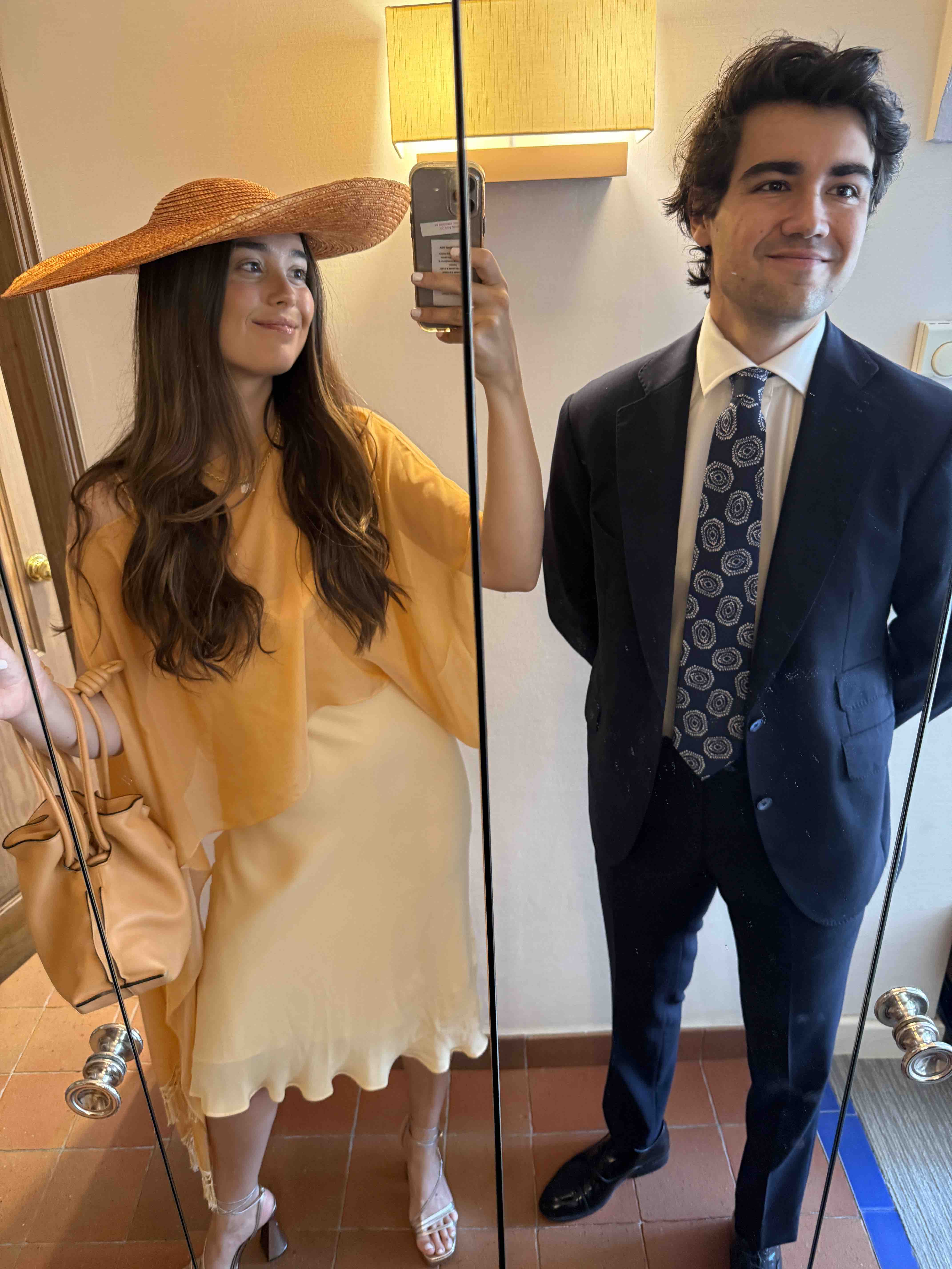Vestido con capa naranja/ Roberto Verino — foto 5 de 6