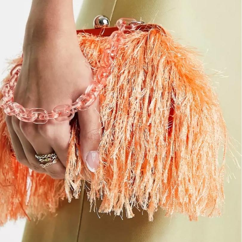 Bolso clutch de plumas naranja clarito. local — foto 2 de 3