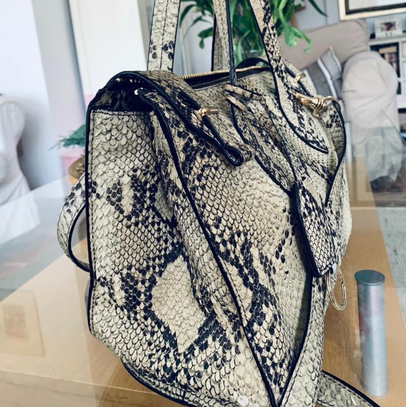 Bolso de piel marca Escada. — foto 2 de 5