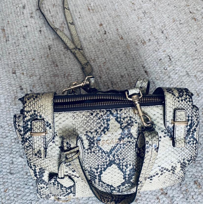 Bolso de piel marca Escada. — foto 4 de 5