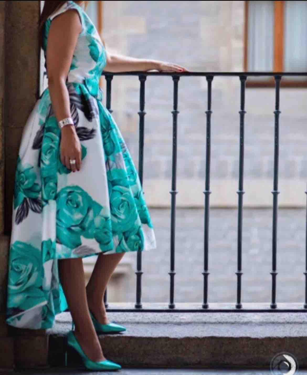 Vestido Carla Ruiz INVITADA Solo tiene una puesta IMPECABLE — foto 3 de 3