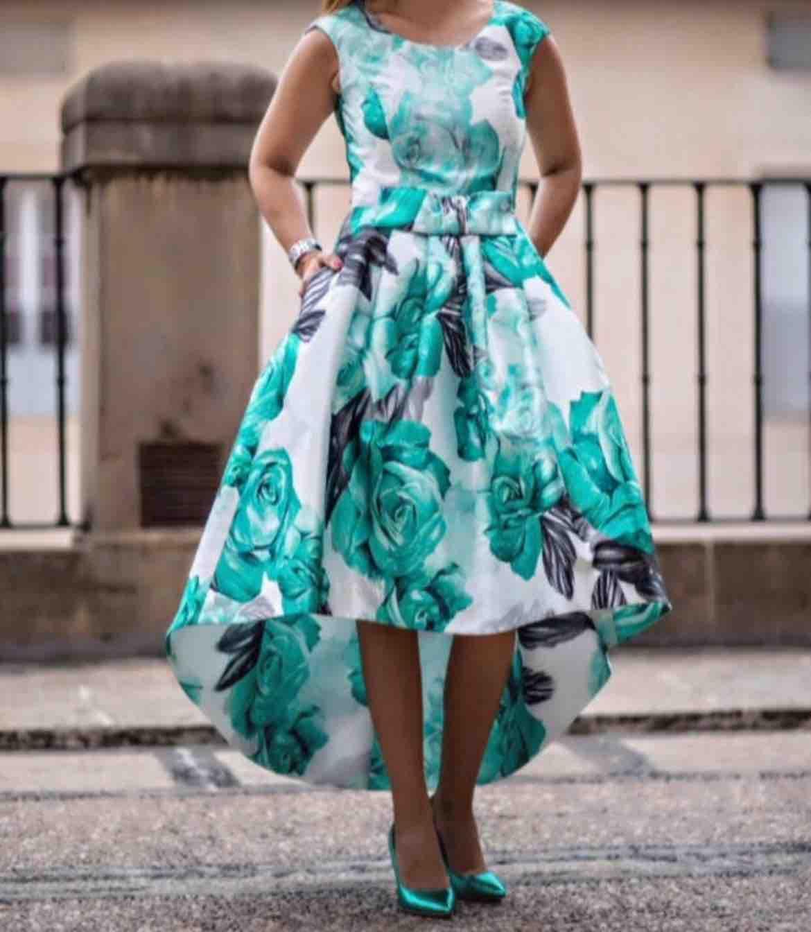 Vestido Carla Ruiz INVITADA Solo tiene una puesta IMPECABLE — foto 1 de 3