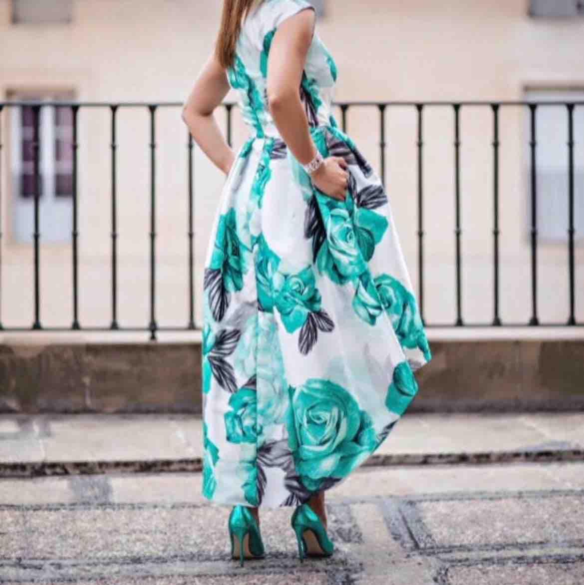 Vestido Carla Ruiz INVITADA Solo tiene una puesta IMPECABLE — foto 2 de 3