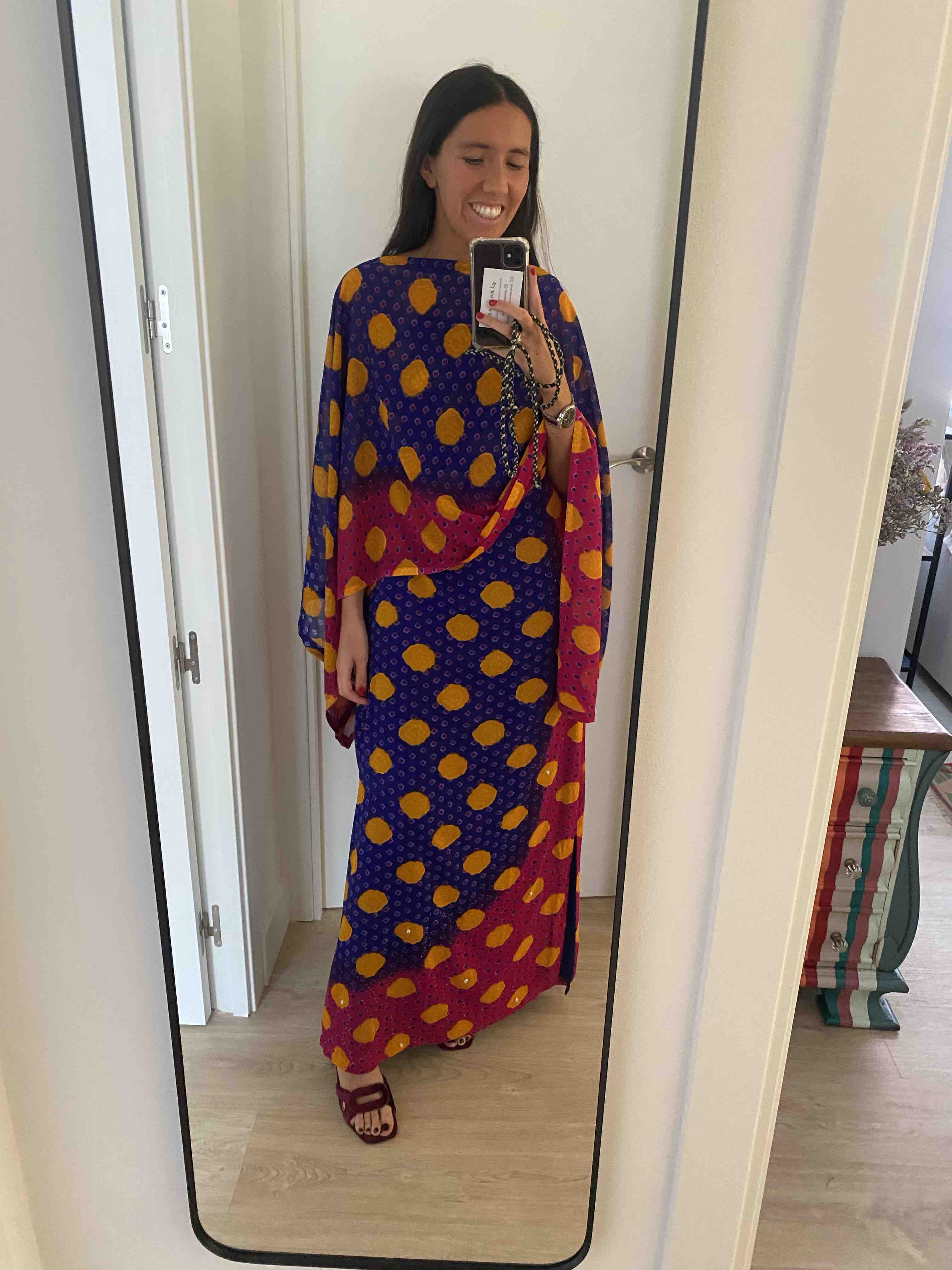 Vestido largo y capa con tela de sari — foto 2 de 3
