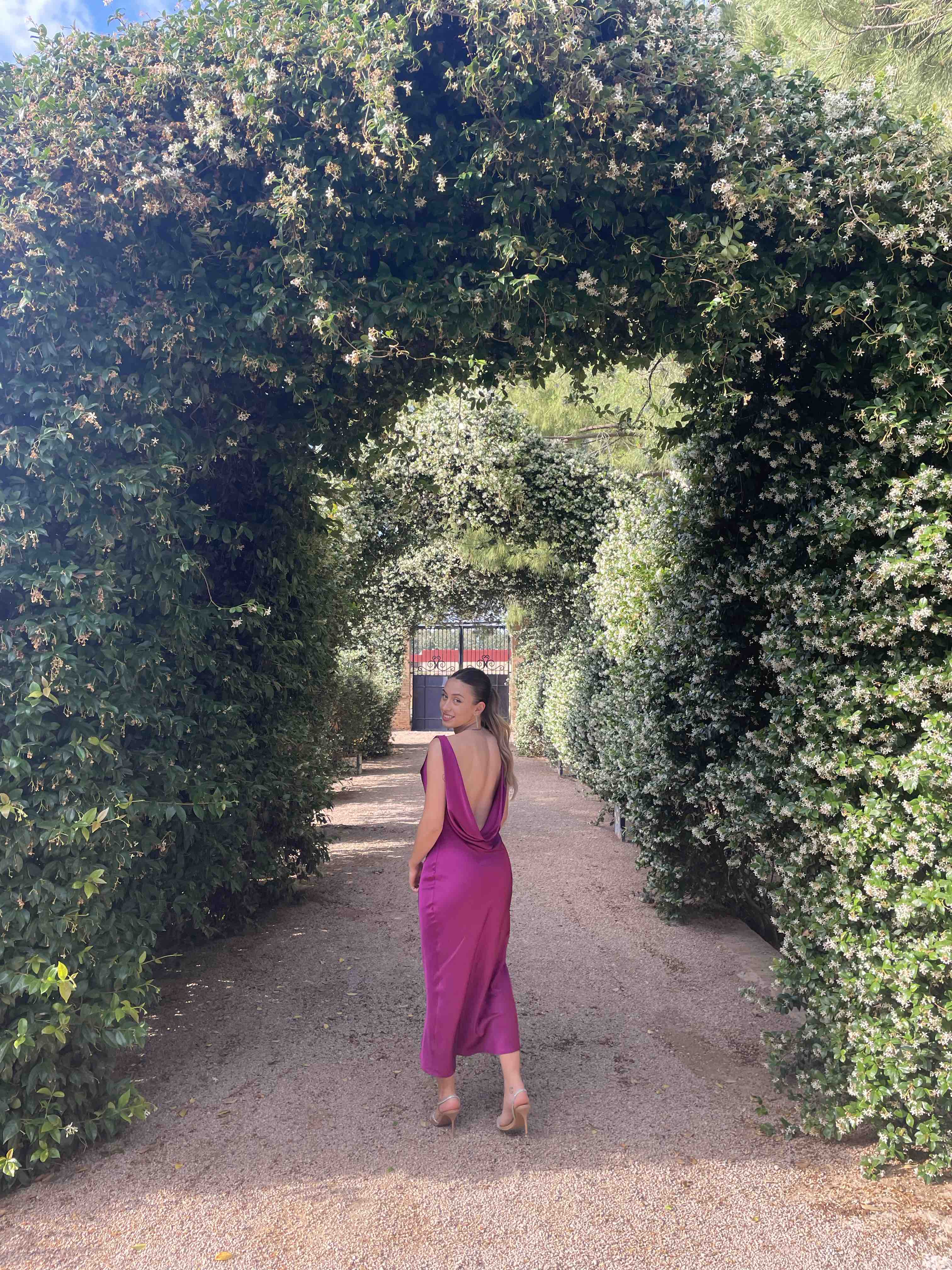 Vestido satinado fucsia KAOÂ – Espalda abierta — foto 1 de 3
