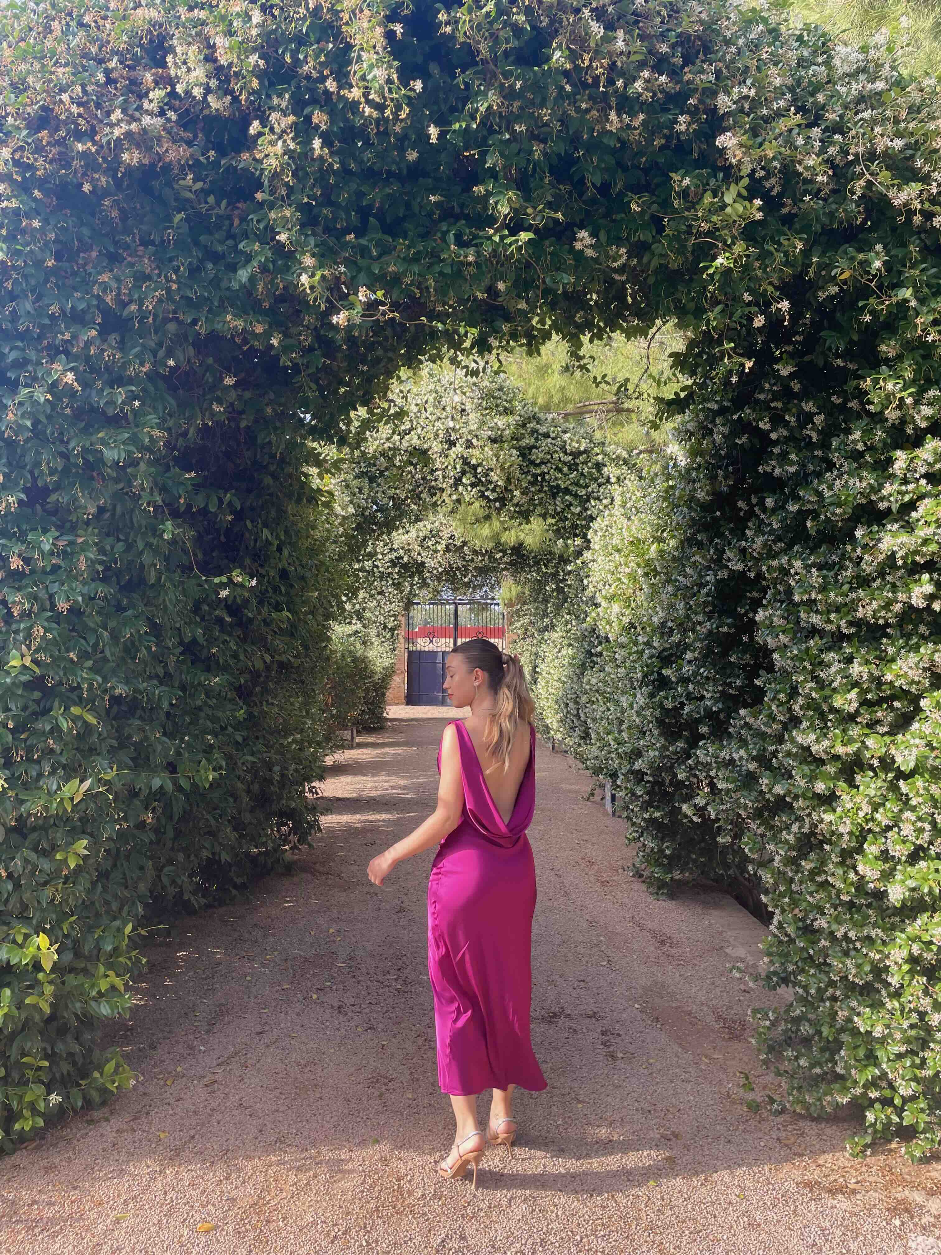 Vestido satinado fucsia KAOÂ – Espalda abierta — foto 2 de 3