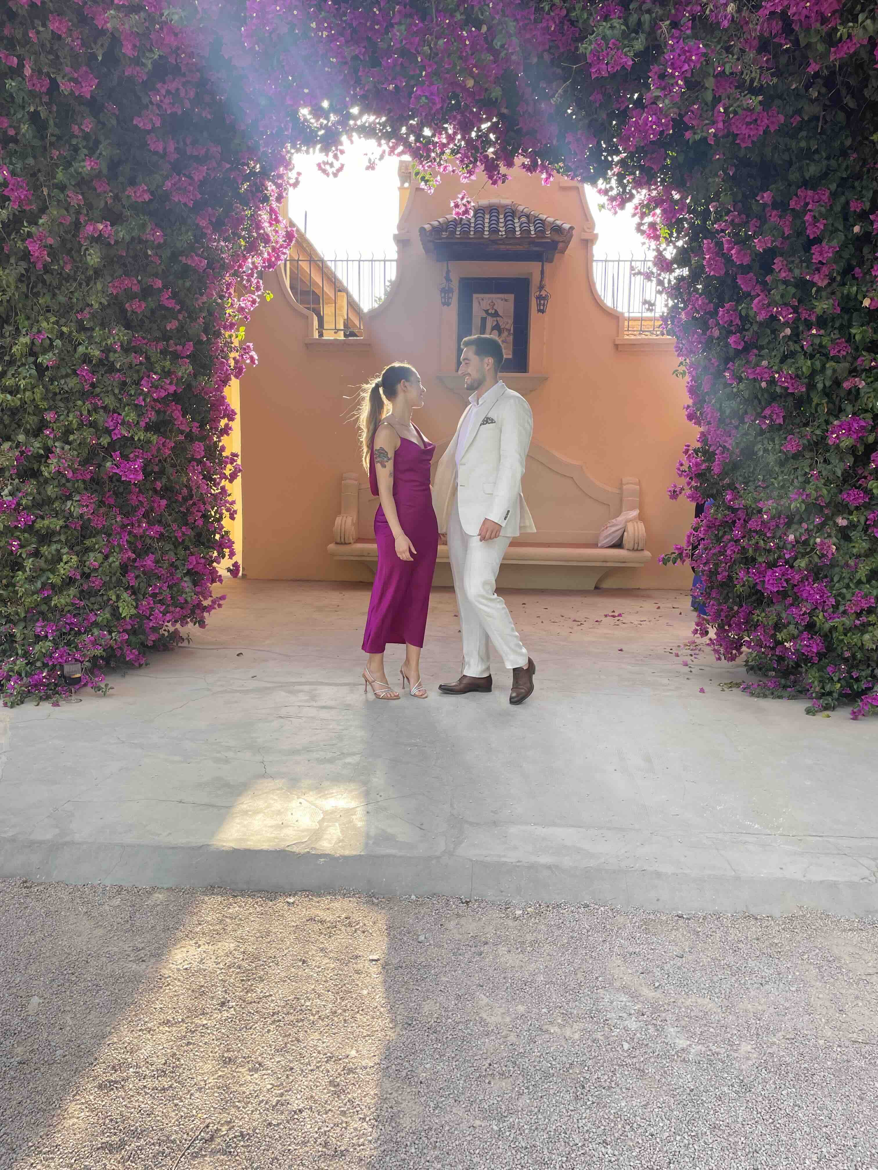 Vestido satinado fucsia KAOÂ – Espalda abierta — foto 3 de 3