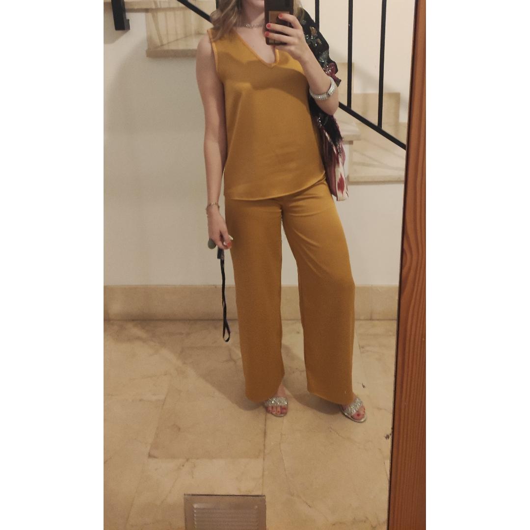 Conjunto pantalón y blusa — foto 1 de 2