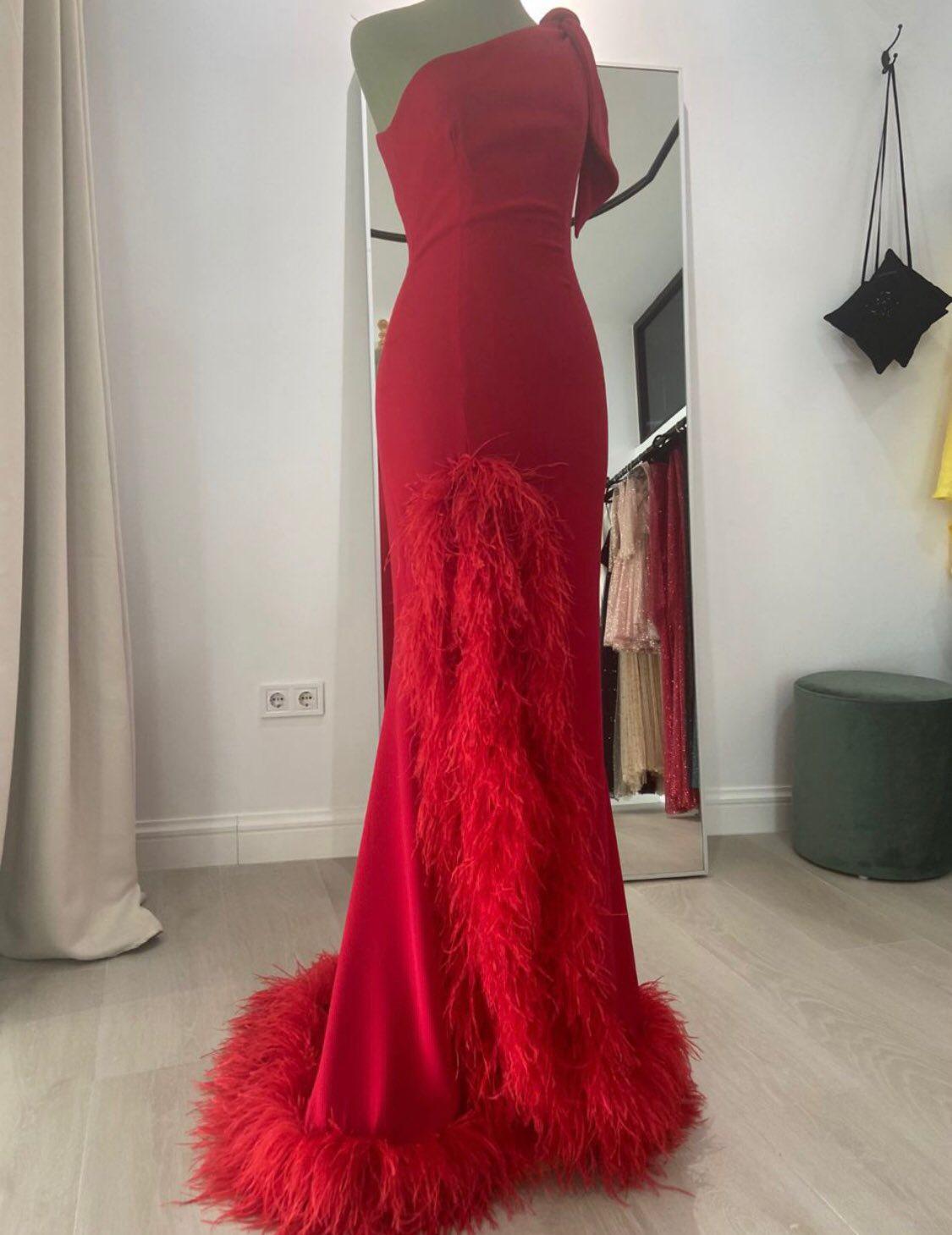 vestido largo rojo con plumas de Rocio Osorno & Other Stories — foto 1 de 4
