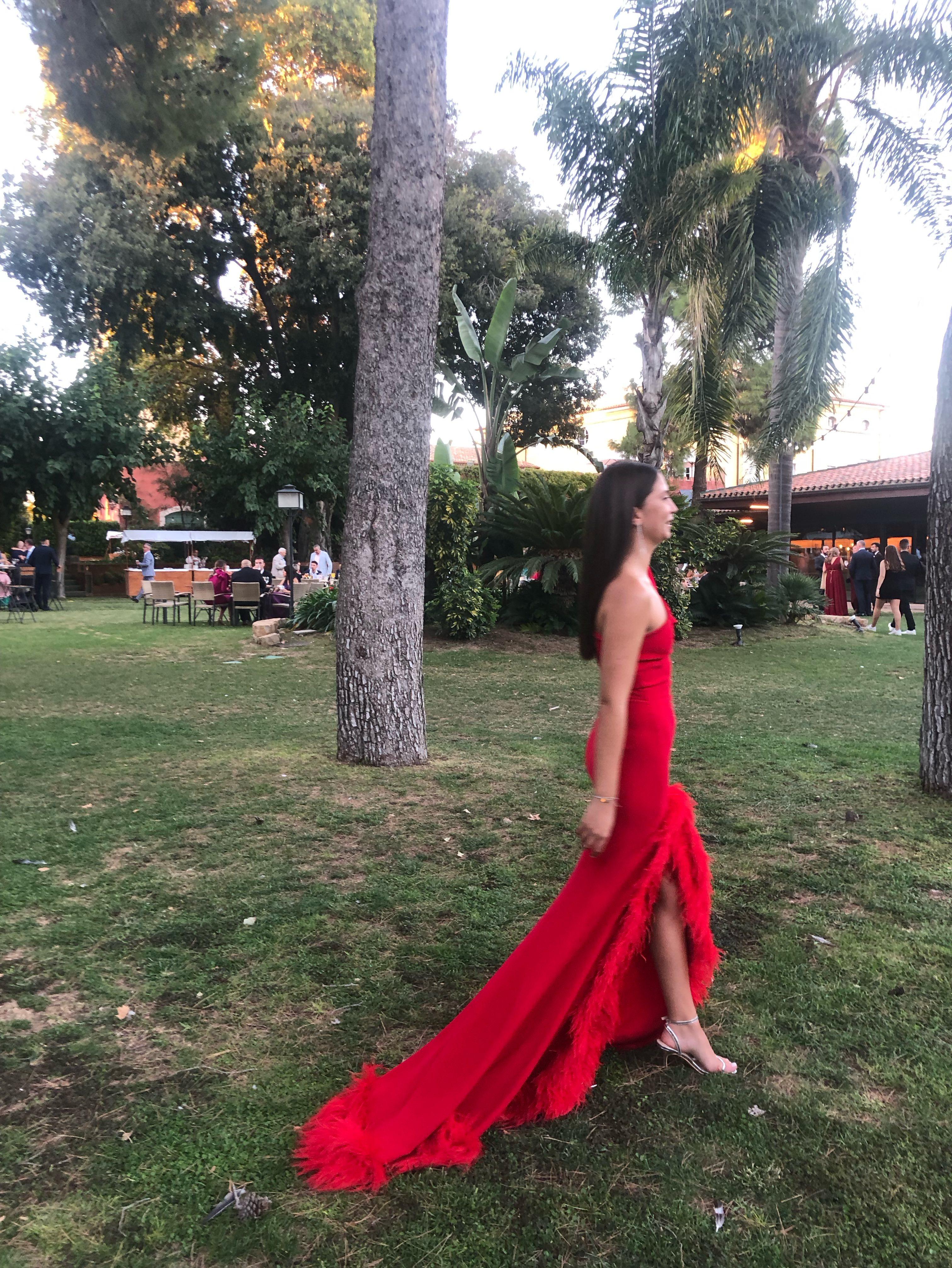 vestido largo rojo con plumas de Rocio Osorno & Other Stories — foto 3 de 4