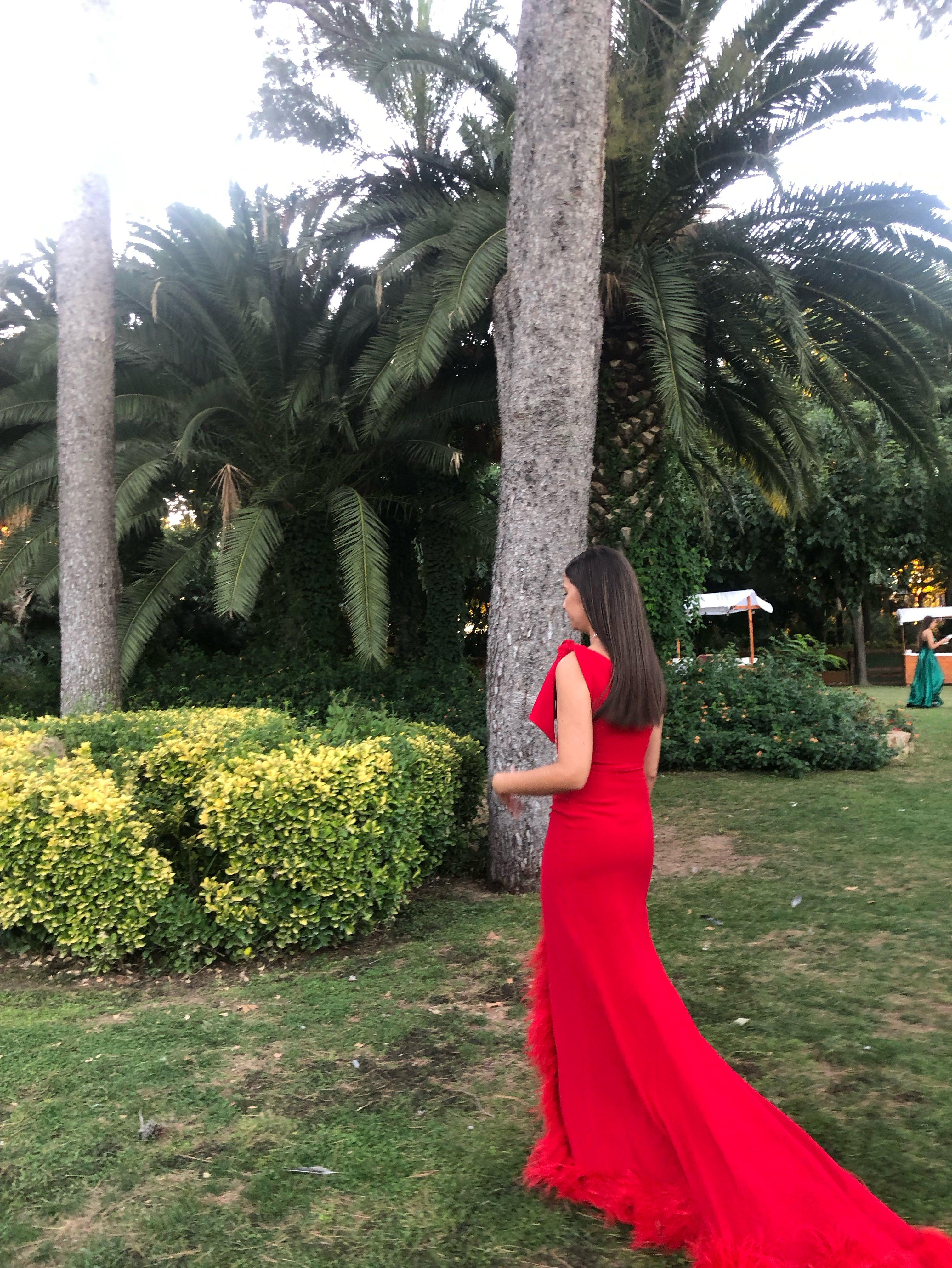 vestido largo rojo con plumas de Rocio Osorno & Other Stories — foto 4 de 4