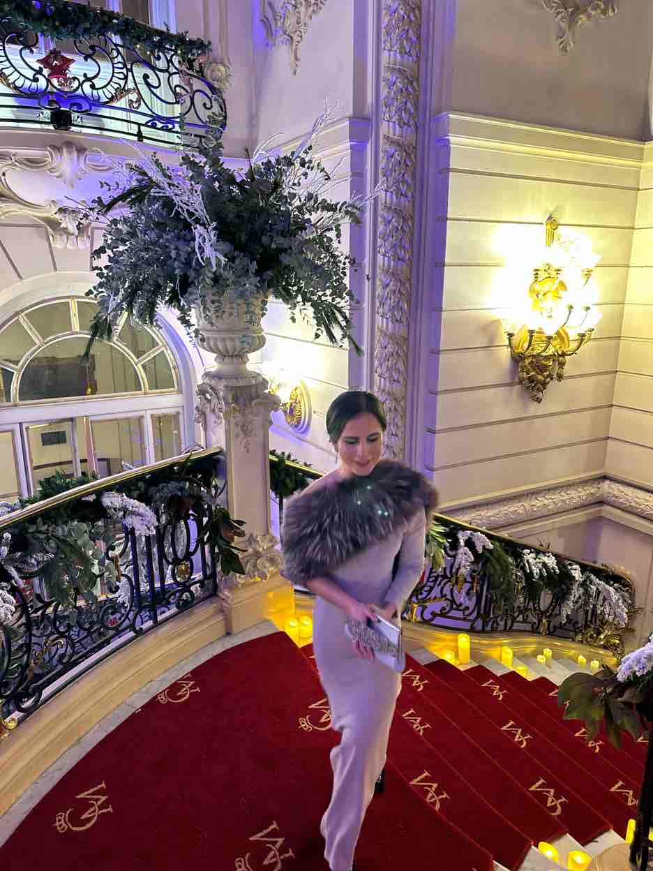 Vestido de invitada gris - escote asimétrico Byniumaal — foto 1 de 2