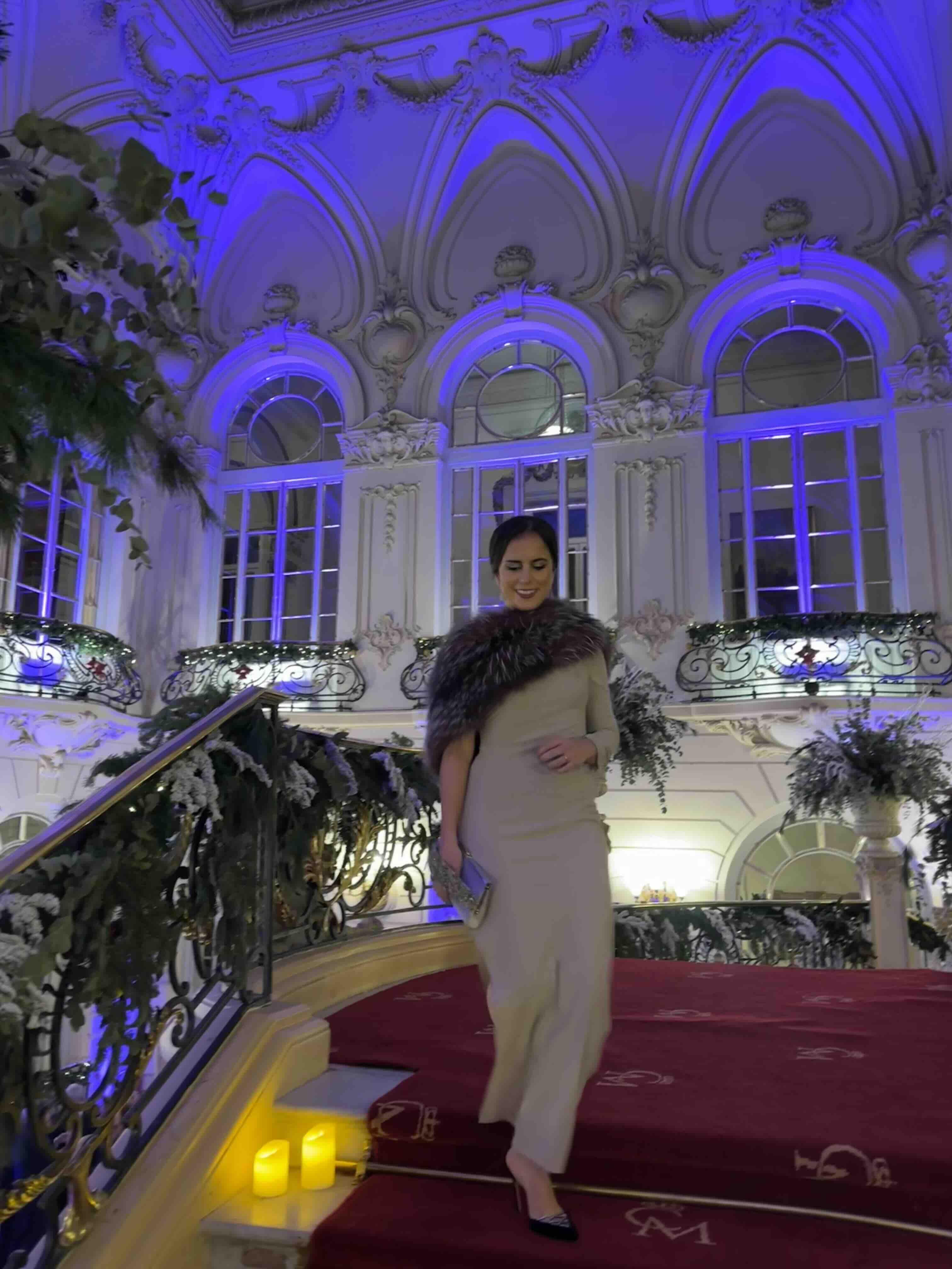 Vestido de invitada gris - escote asimétrico Byniumaal — foto 2 de 2