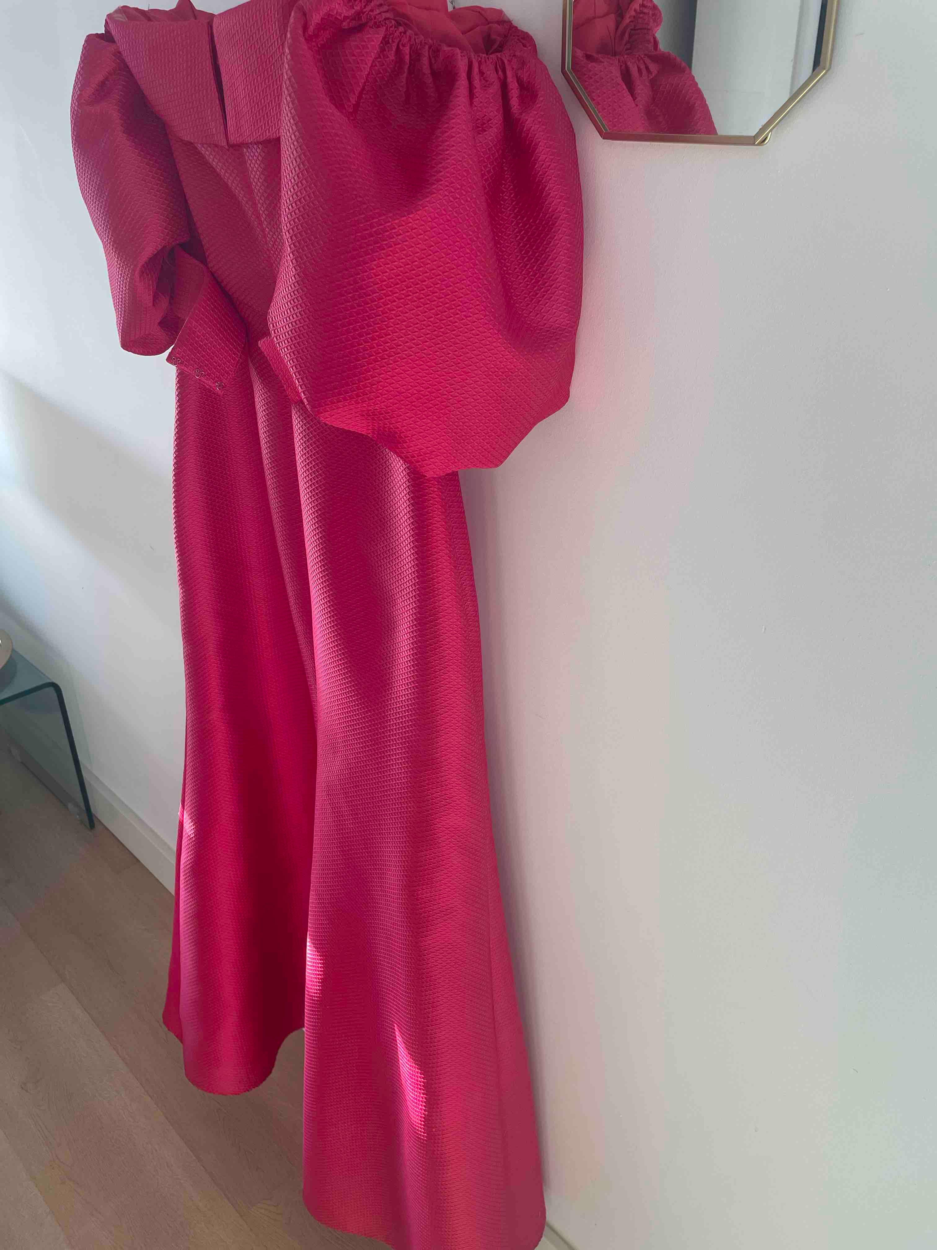 Traje de invitada de boda premium de Rosa Clará de 900 euros talla 42-40 de piqué de seda fucsia — foto 3 de 5