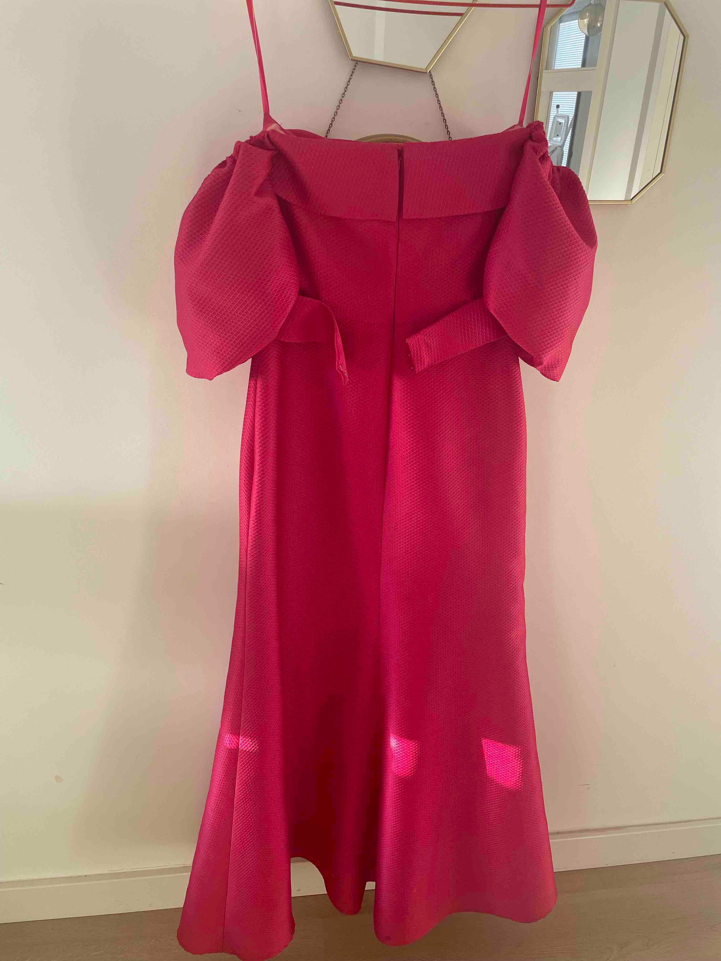 Traje de invitada de boda premium de Rosa Clará de 900 euros talla 42-40 de piqué de seda fucsia — foto 2 de 5