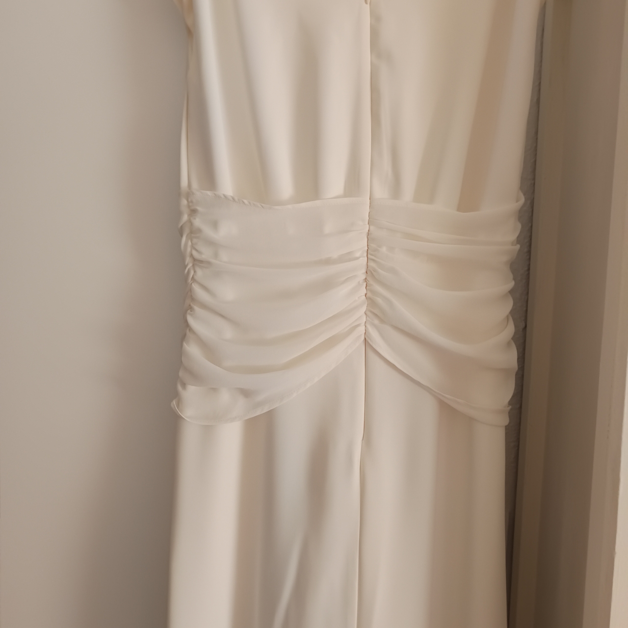 vestido beige invitada o aniversario Cardié — foto 2 de 5