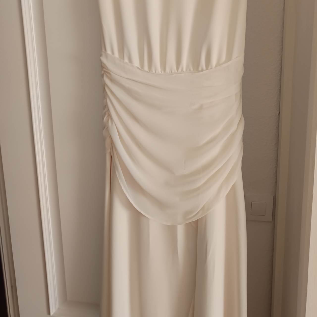 vestido beige invitada o aniversario Cardié — foto 3 de 5