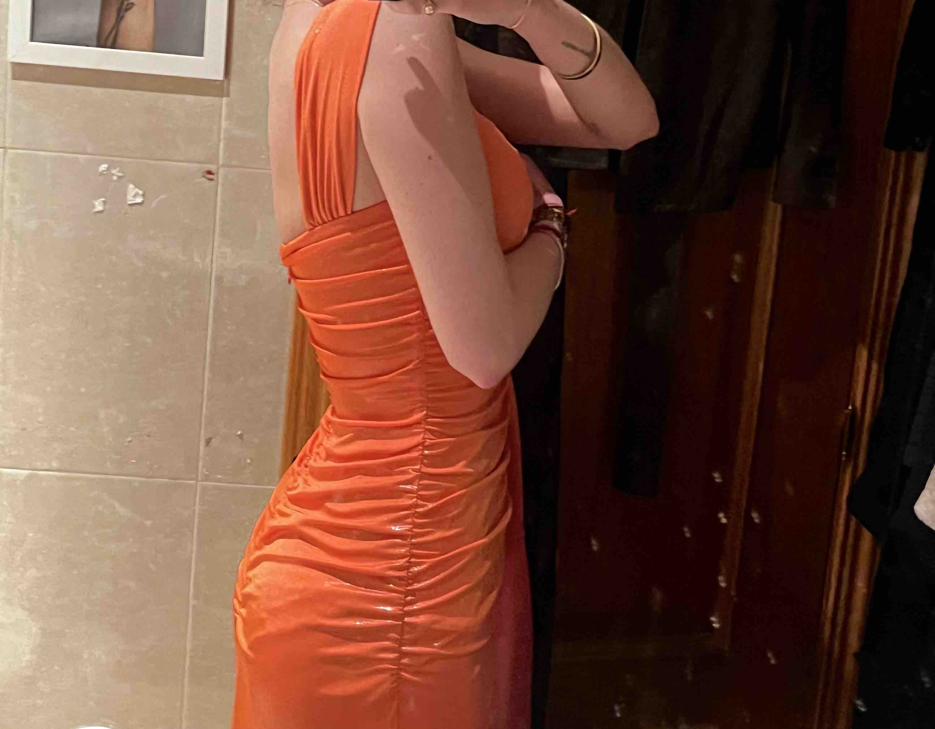 Vestido único para evento miphai — foto 2 de 4