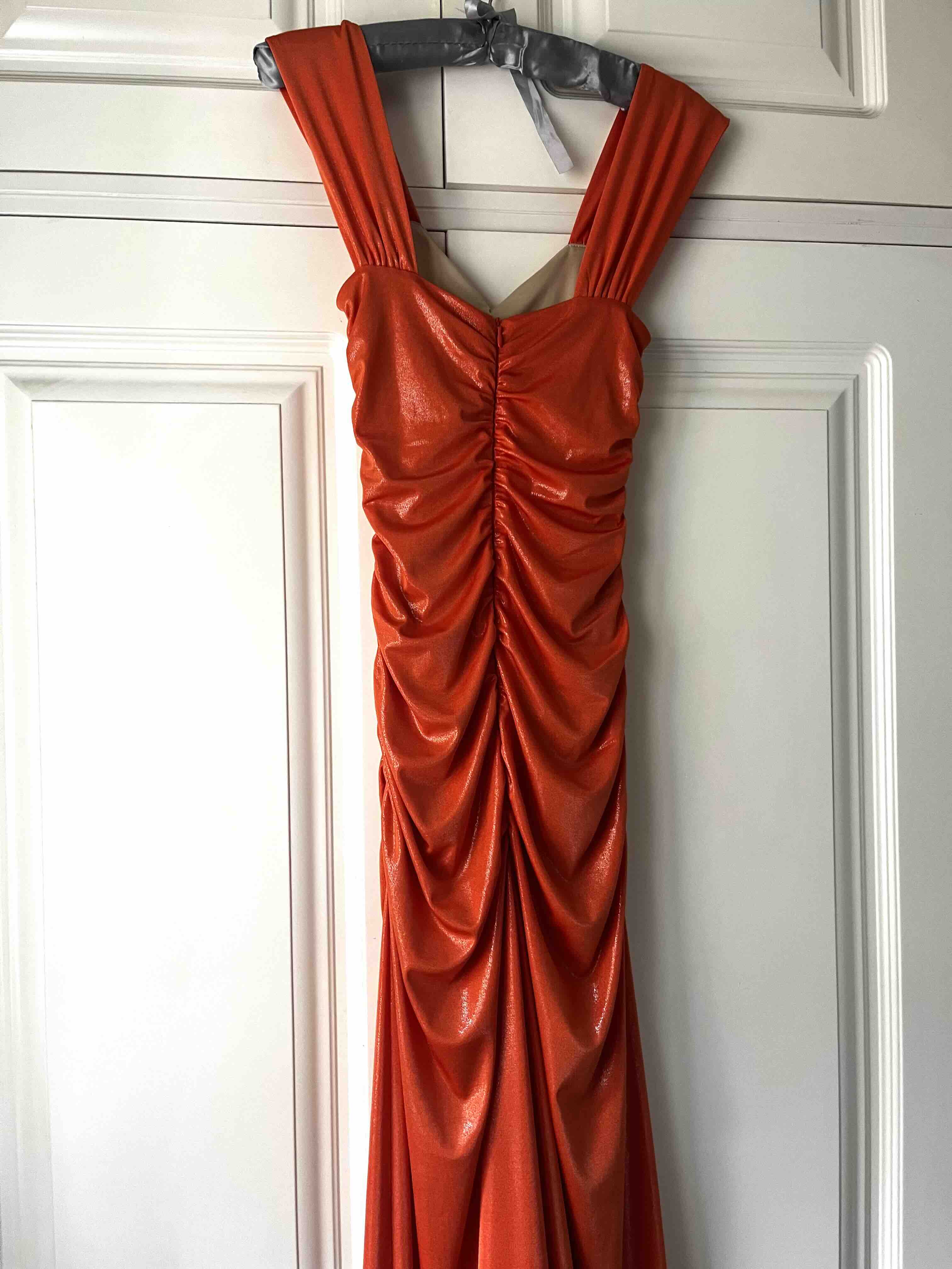 Vestido único para evento miphai — foto 3 de 4