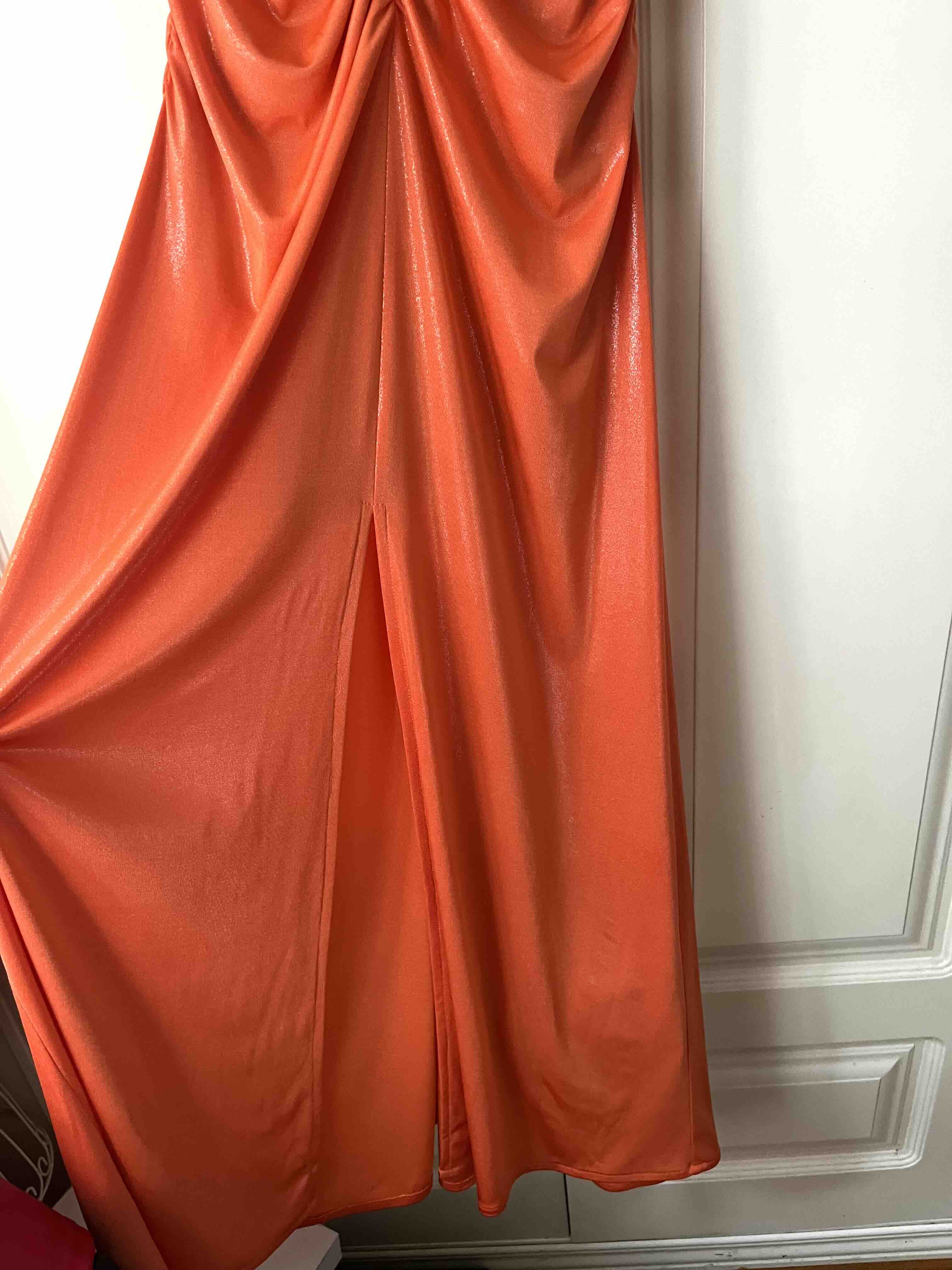 Vestido único para evento miphai — foto 4 de 4