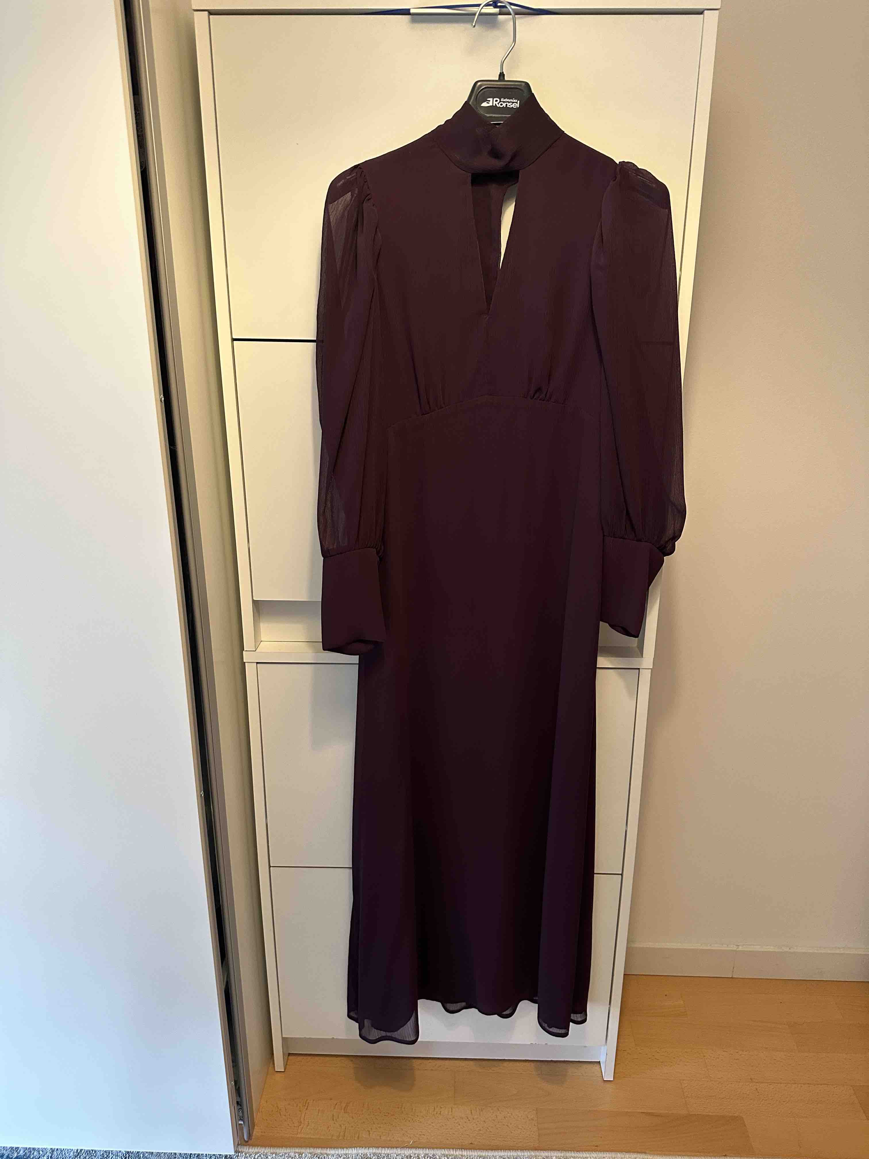 Vestido invitada morado The Are — foto 3 de 6
