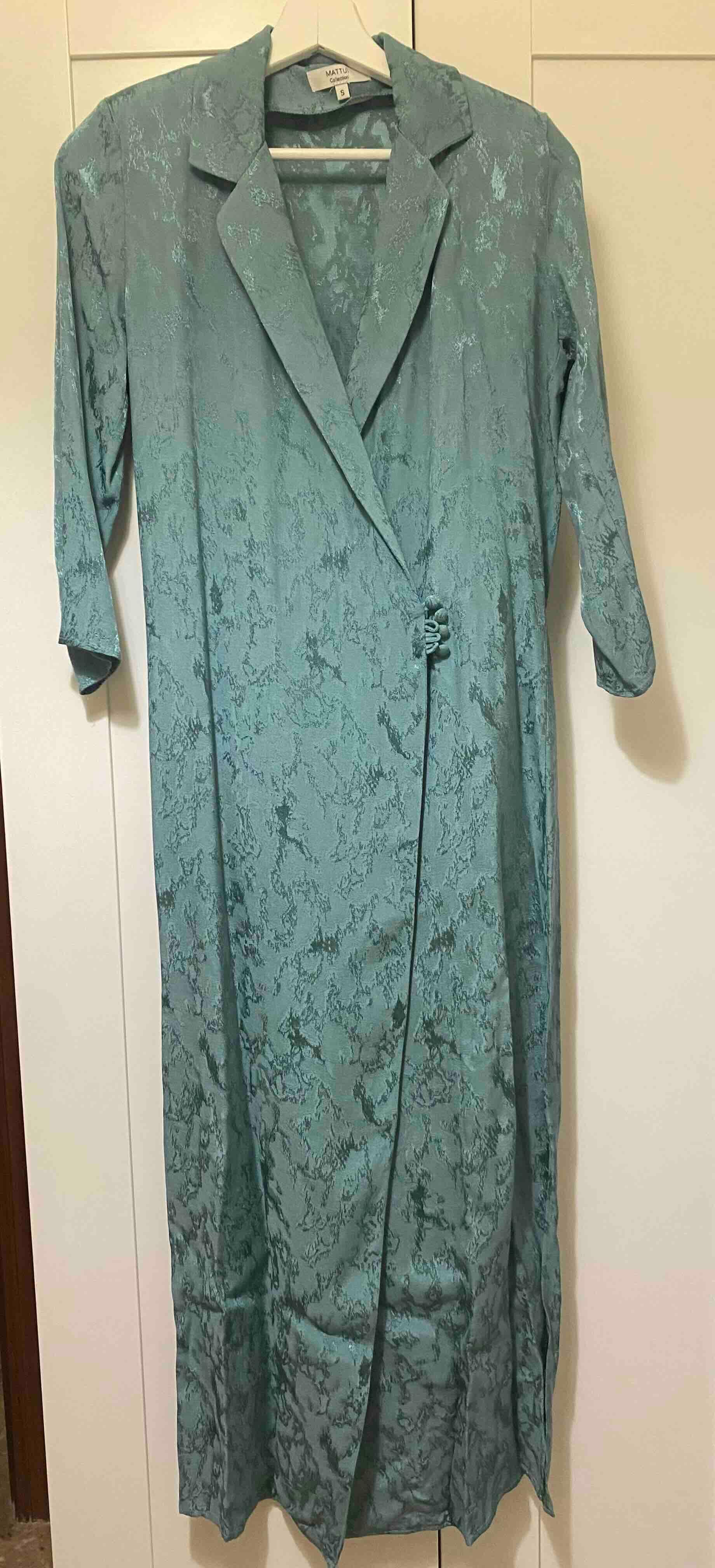 Vestido invitada Mattui verde agua - azulado Mattui Collection — foto 3 de 4