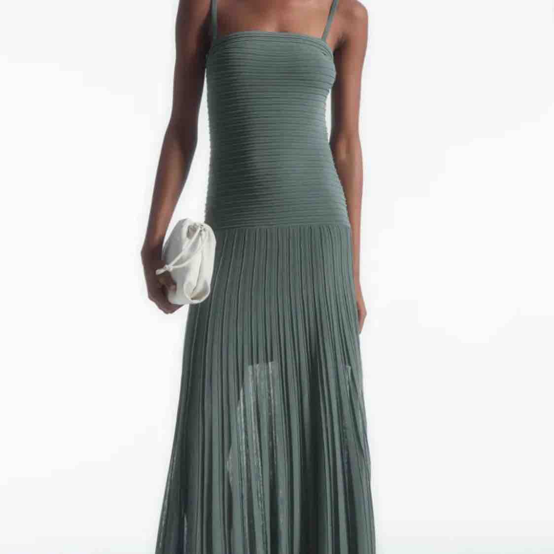 Vestido Cos plisado — foto 1 de 4