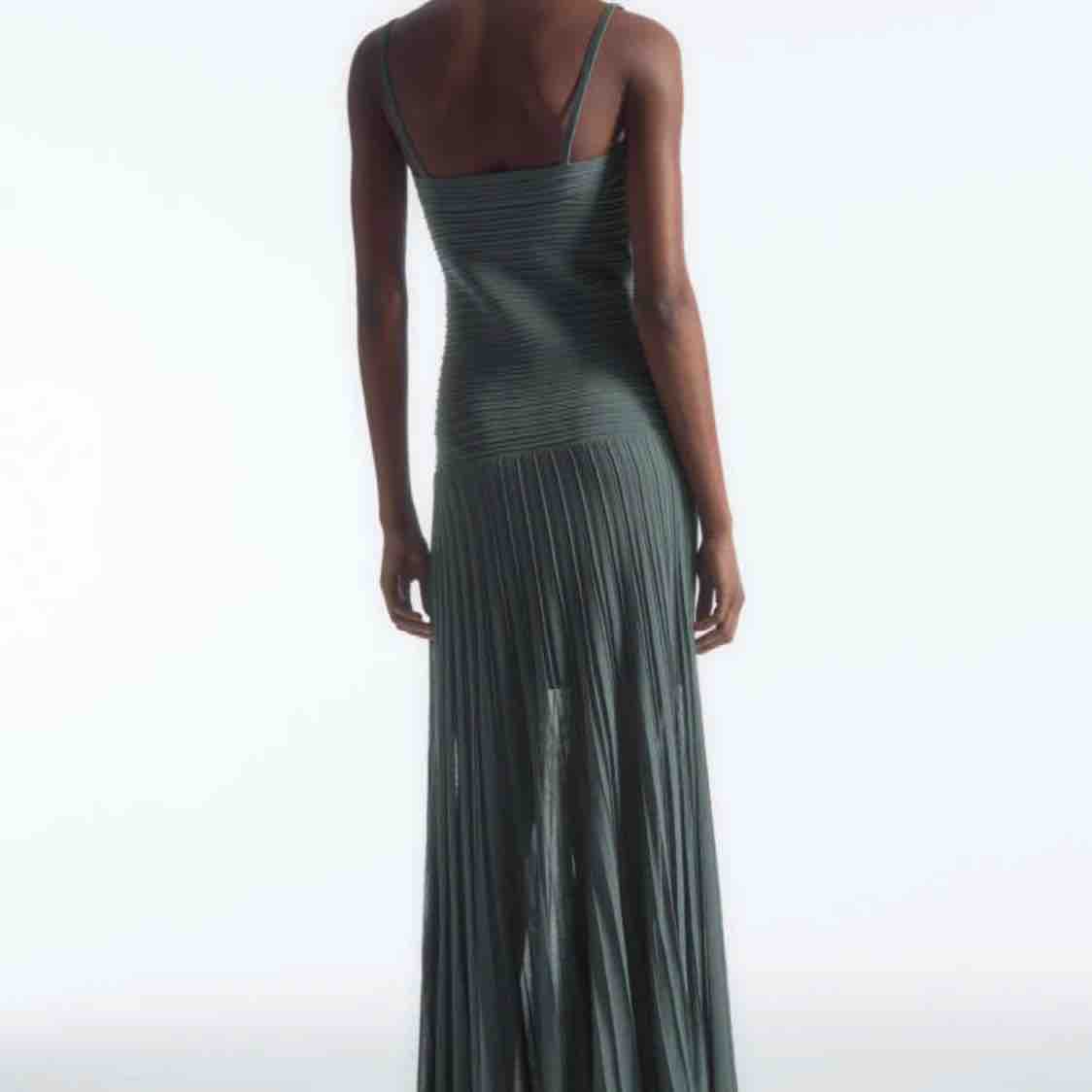 Vestido Cos plisado — foto 2 de 4