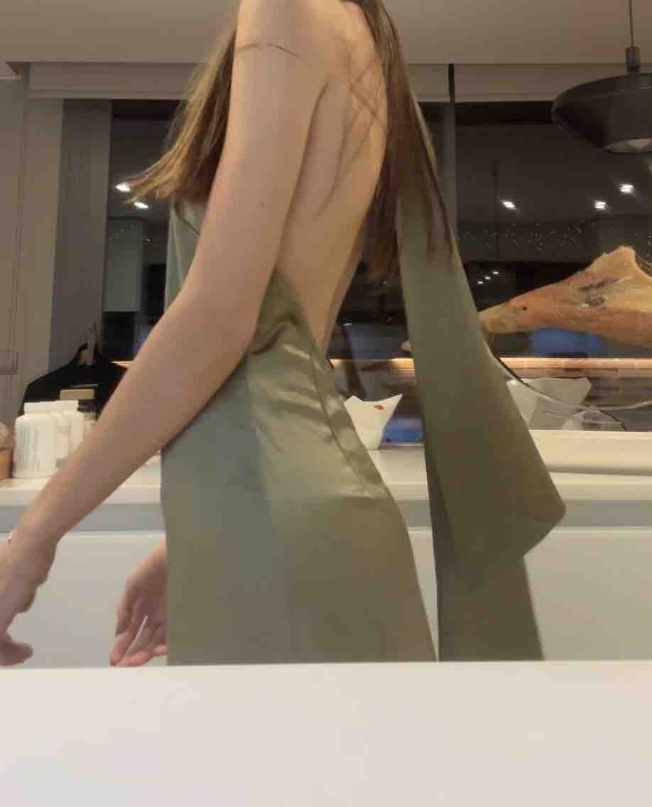 Vestido verde oliva-caqui satinado The Are — foto 4 de 4
