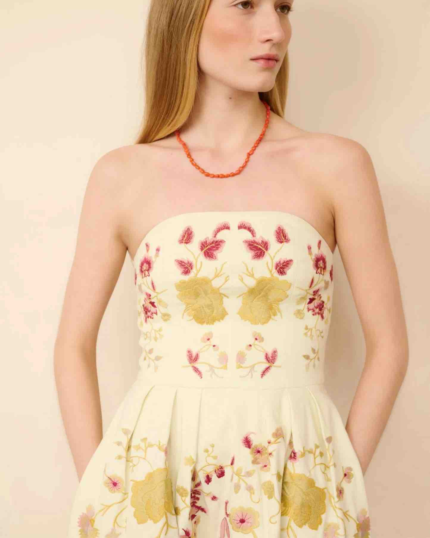 Vestido IQ con bordados The IQ Collection — foto 3 de 4
